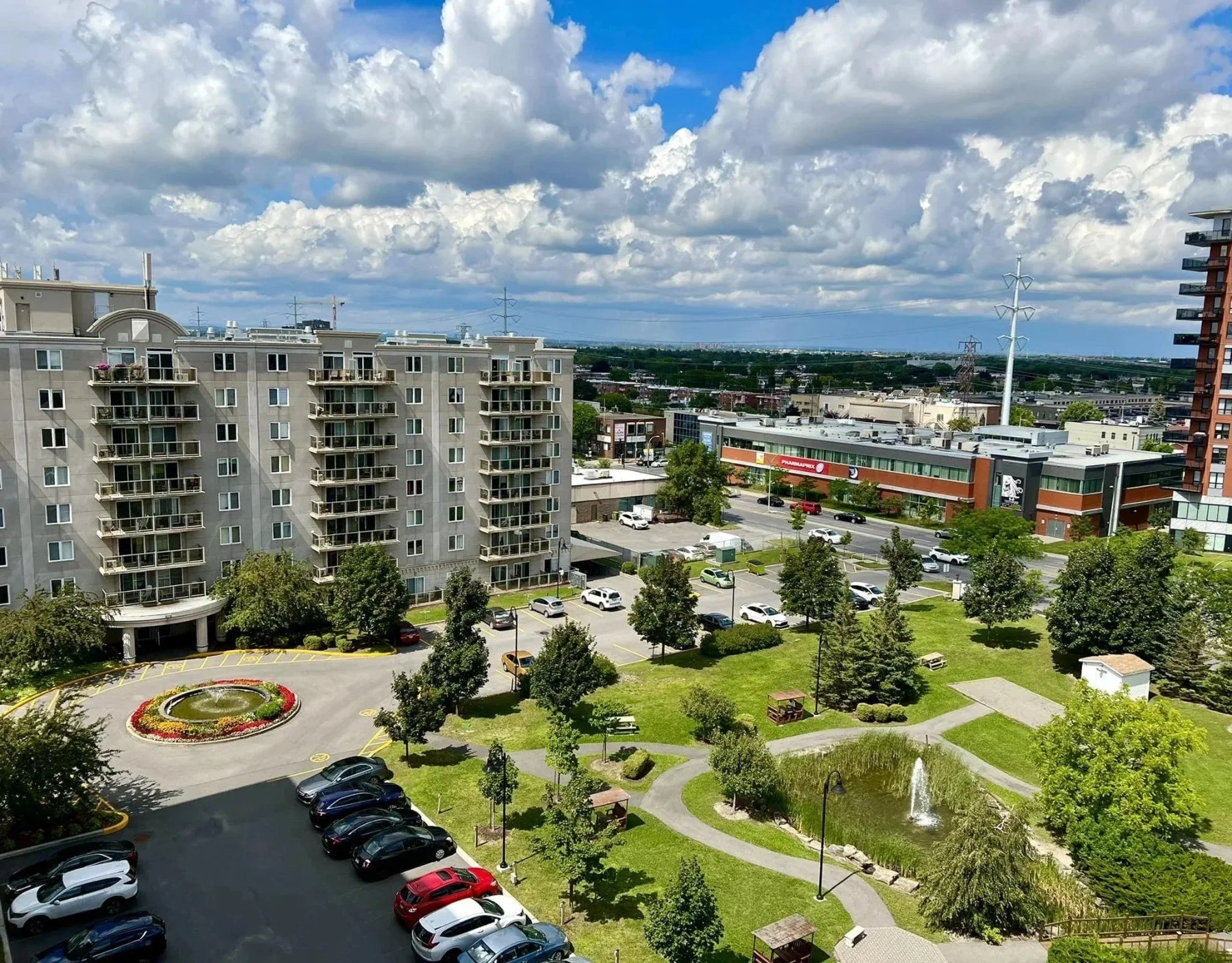 Vue aérienne du parc privé de la Résidence Le Parc, avec ses allées piétonnes, son étang et ses kiosques.