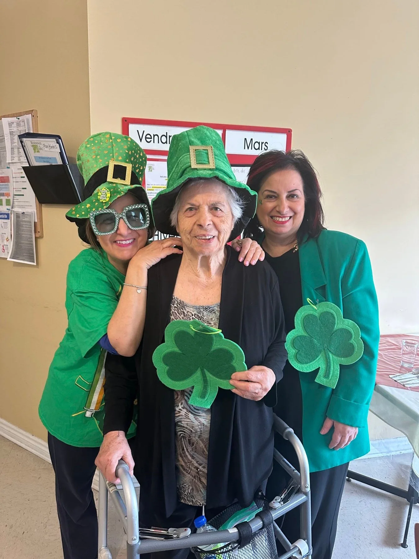 Résidents et personnel célébrant la Saint-Patrick à la Résidence Le Parc