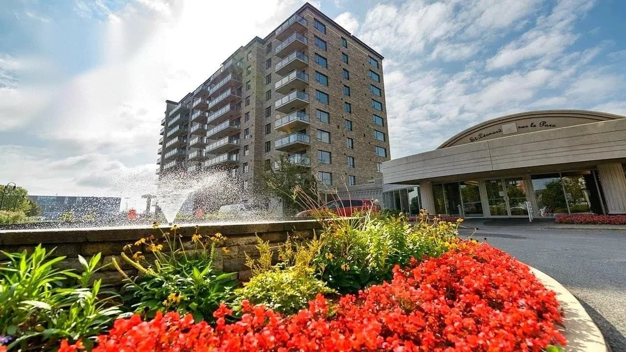 Immeuble et jardins de la Résidence Le Parc sur le boulevard Viau à Saint-Léonard, Montréal