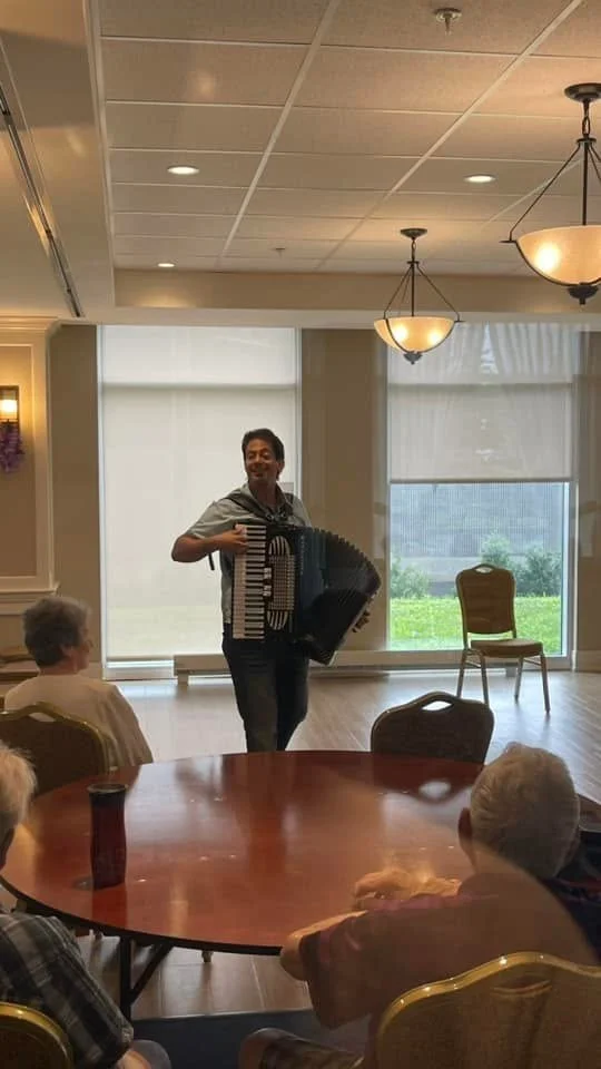 Un concert d'accordéon dans la salle d'activités de la Résidence Le Parc