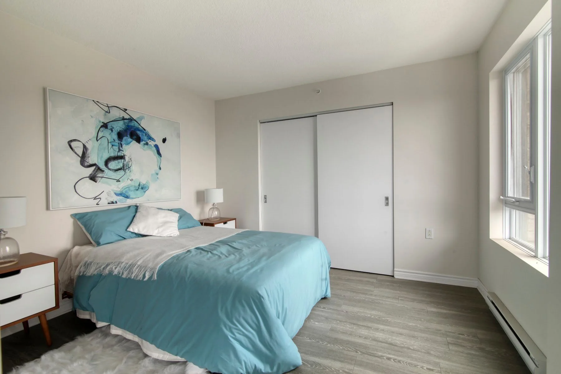 Chambre avec grand placard dans un appartement témoin à la Résidence Le Parc