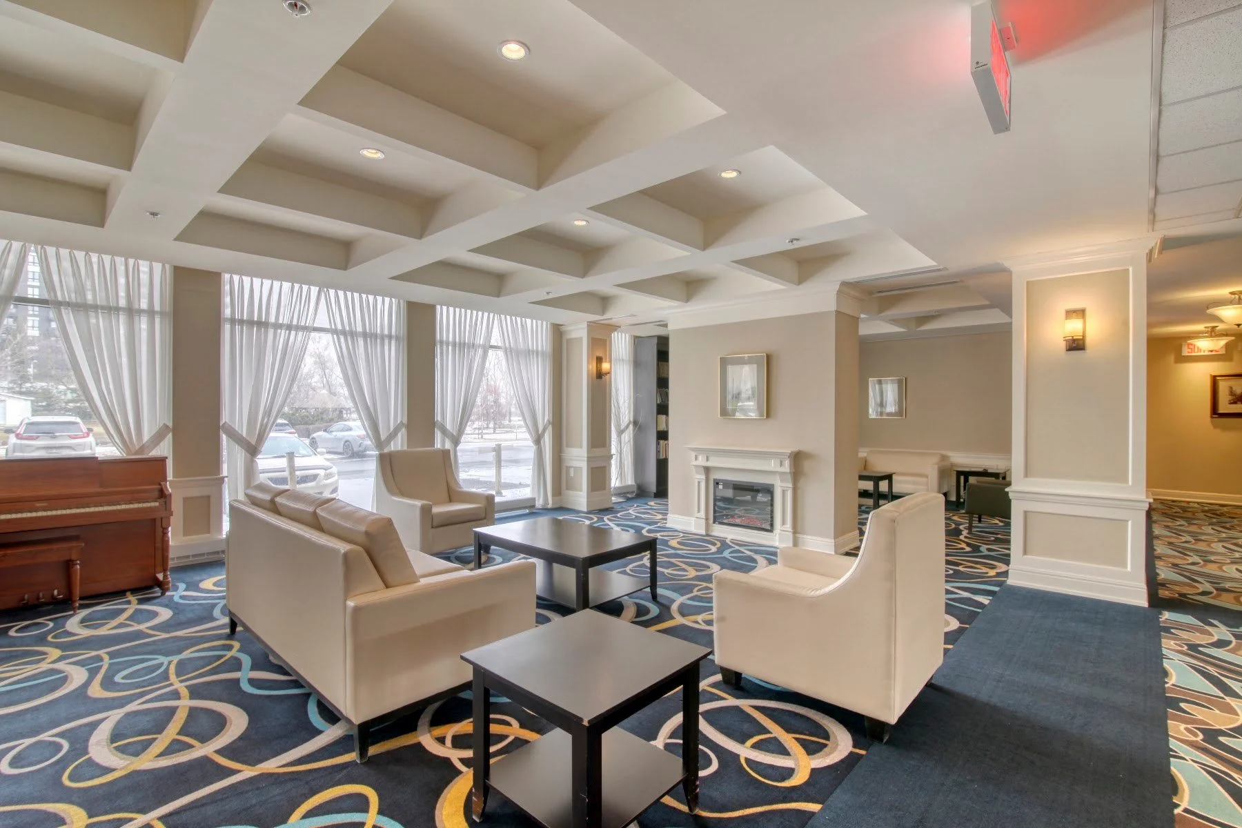 Salon avec foyer à la Résidence Le Parc
