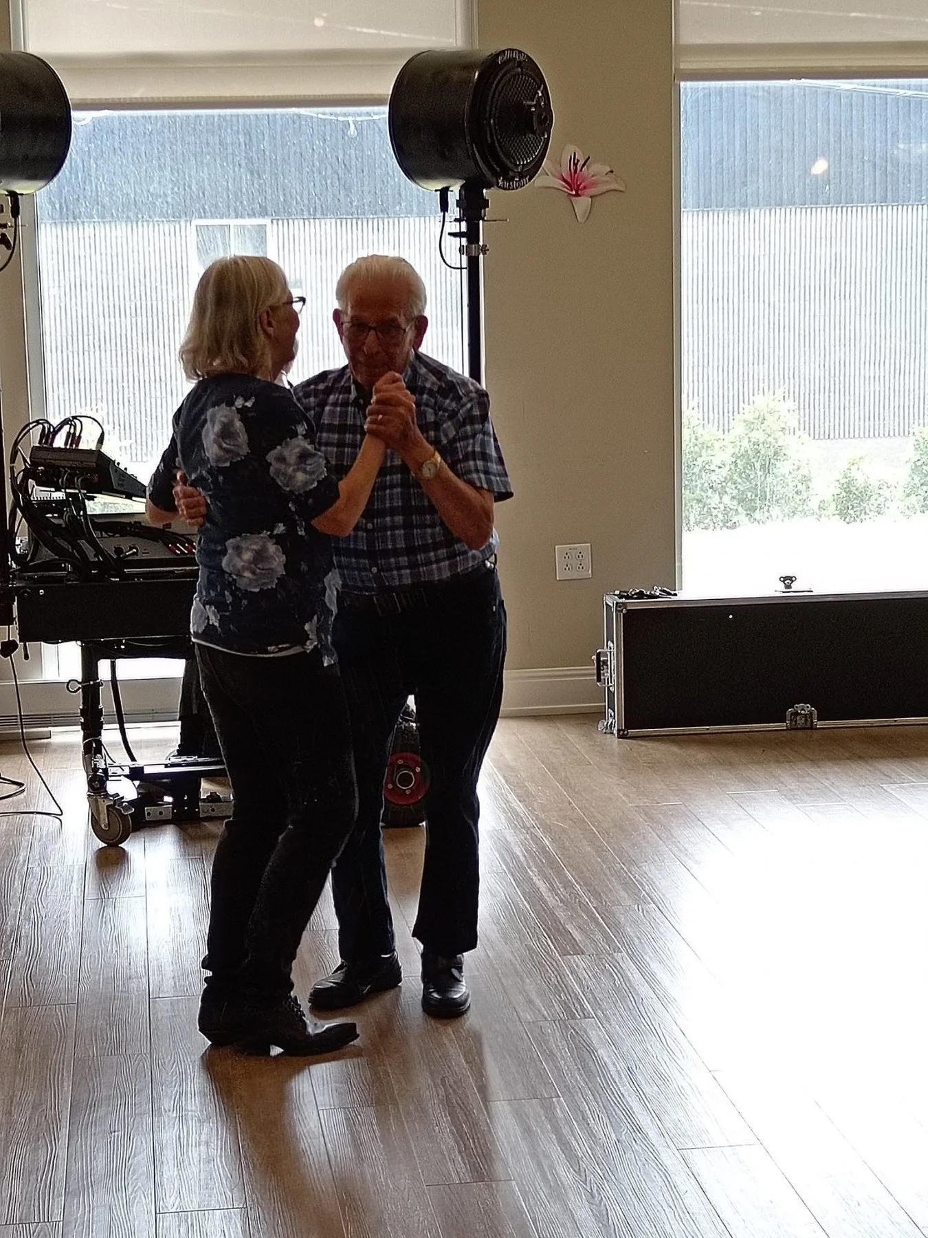 Un couple dansant lors d'un concert en après-midi à la Résidence Le Parc