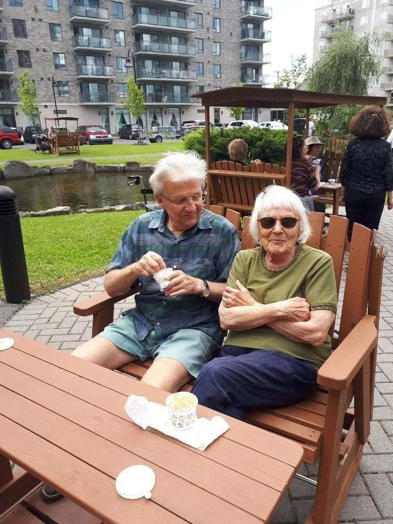Résidents profitant du parc privé de la Résidence Le Parc