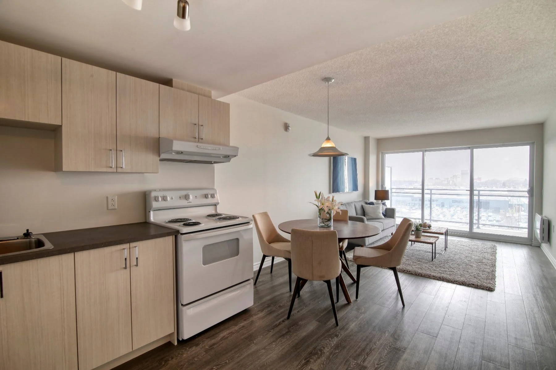 Cuisine et coin repas dans un appartement témoin de la Résidence Le Parc