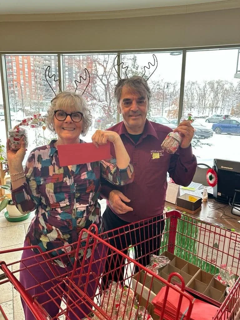 Résidents partageant l'échange de cadeaux des Fêtes à la Résidence Le Parc