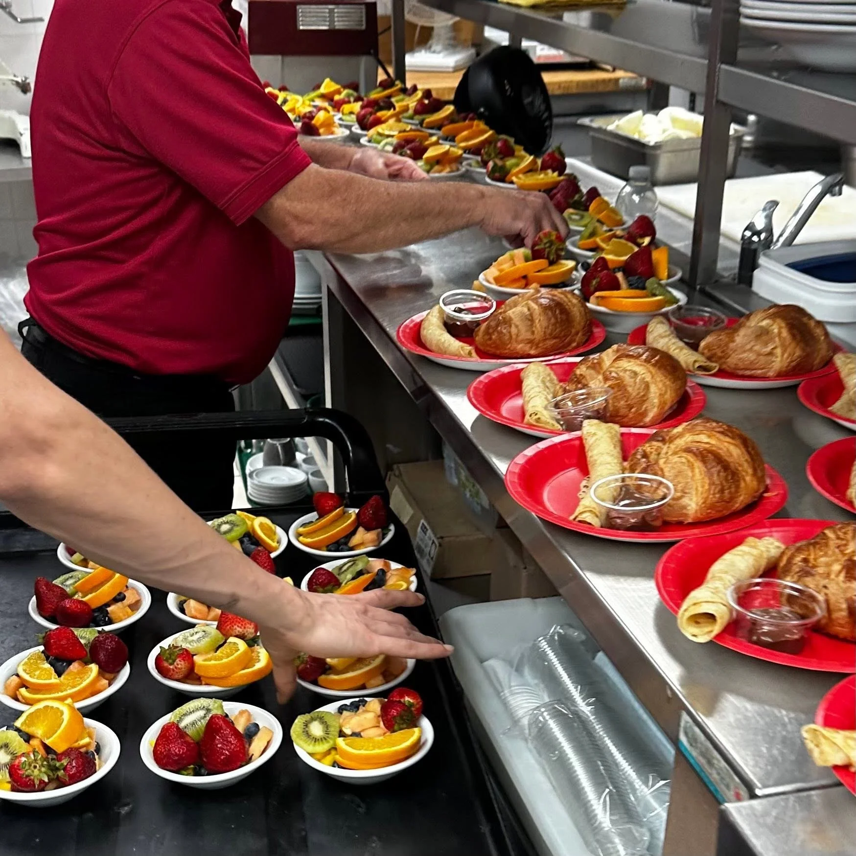 Personnel servant le petit-déjeuner buffet à la Résidence Le Parc