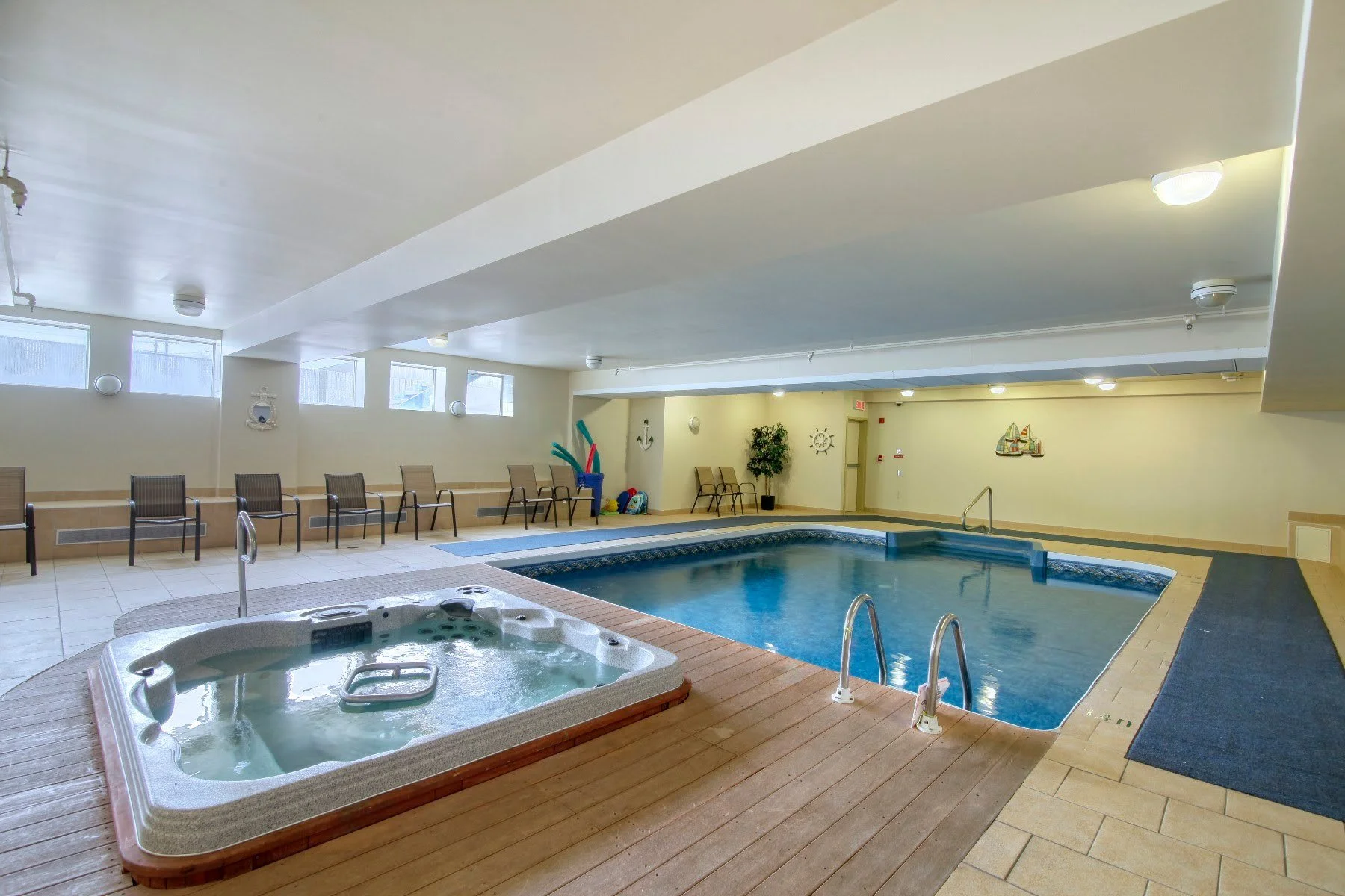 Piscine intérieure et spa à la Résidence Le Parc