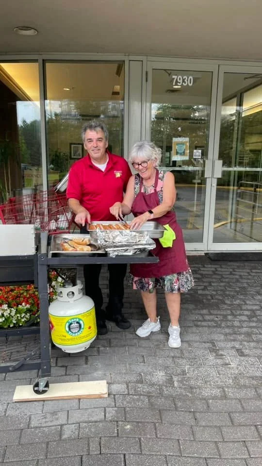 Personnel servant un déjeuner barbecue sur la terrasse de la Résidence Le Parc