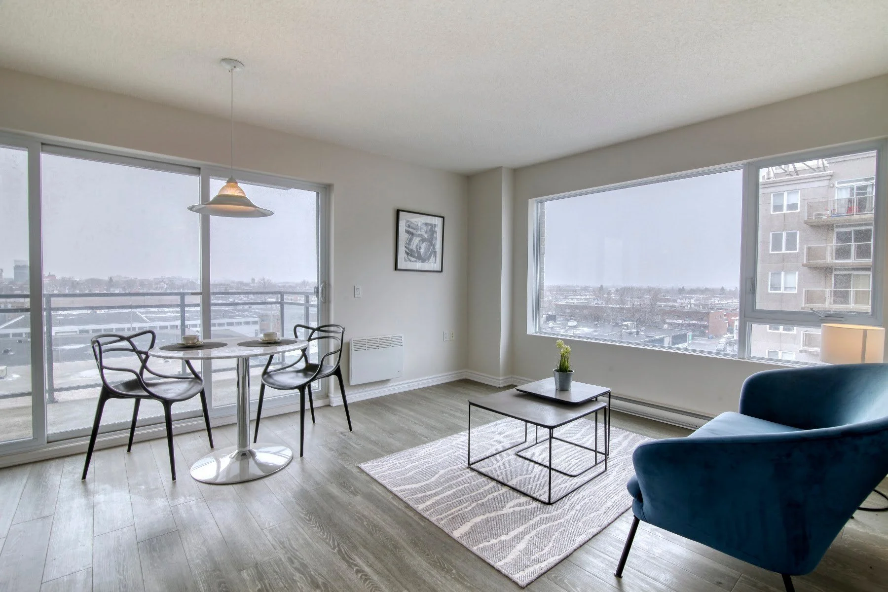 Salon avec vue sur la ville dans un appartement témoin de la Résidence Le Parc