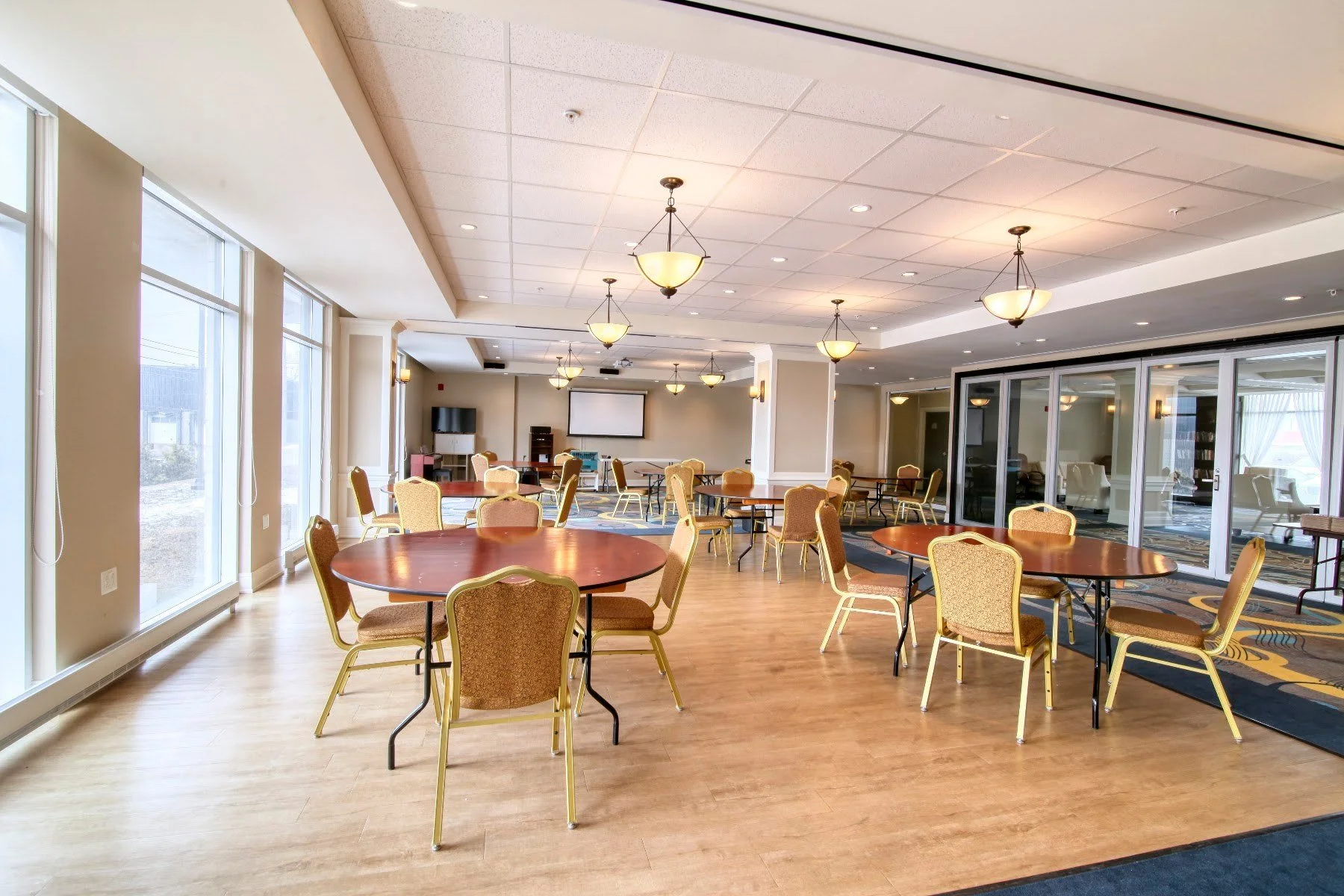La salle d'activités lumineuse de la Résidence Le Parc