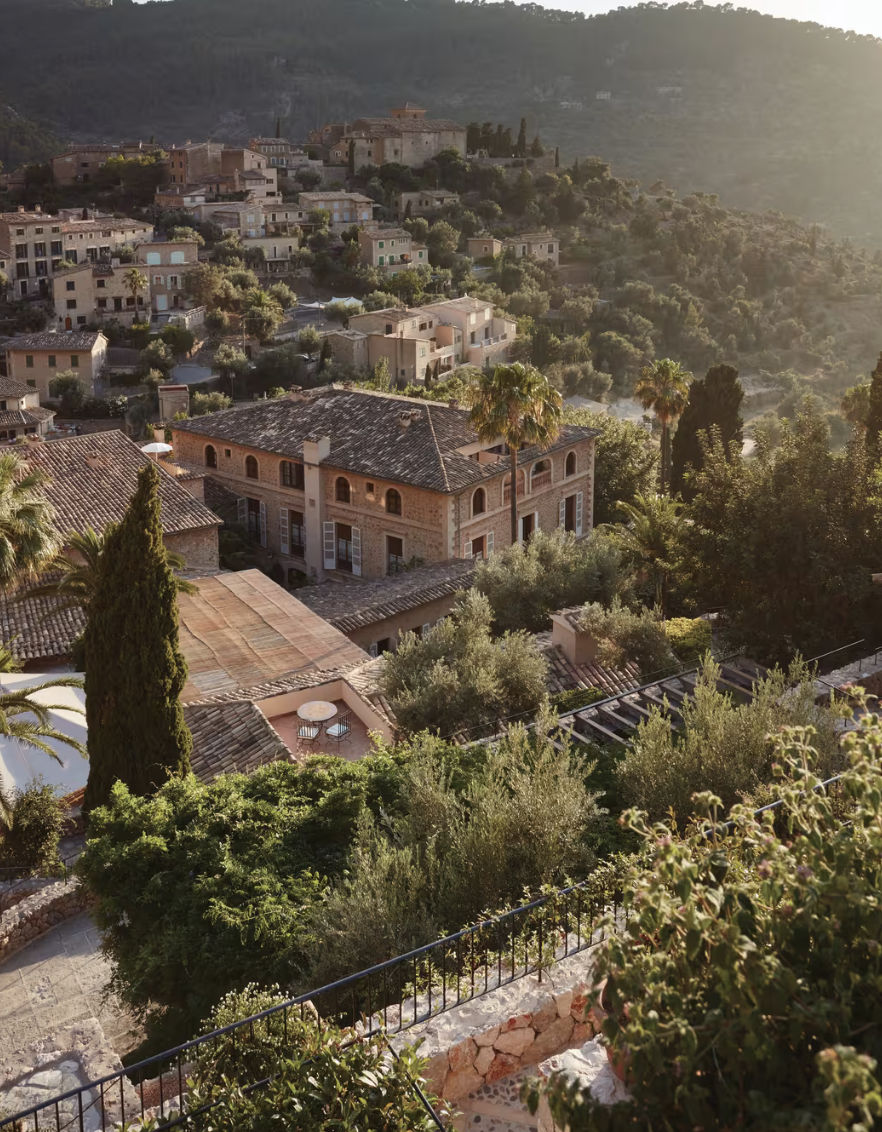 IYLIA is a premier luxury non-alcoholic sparkling wine brand crafted in Spain. Designed for those who value refined, wine-forward taste without alcohol, IYLIA’s non-alcoholic sparkling wines are vegan and gluten-free—created for modern, elevated cele