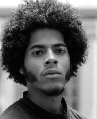 Portrait en noir et blanc d'un jeune homme avec une coiffure afro.