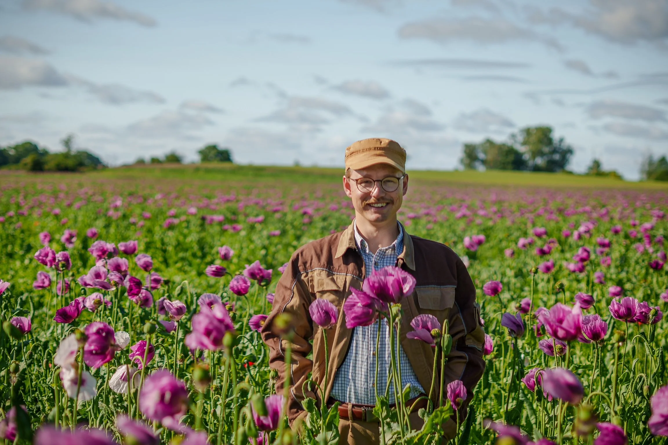 Antony Jeschke in seinem Mohnfeld.