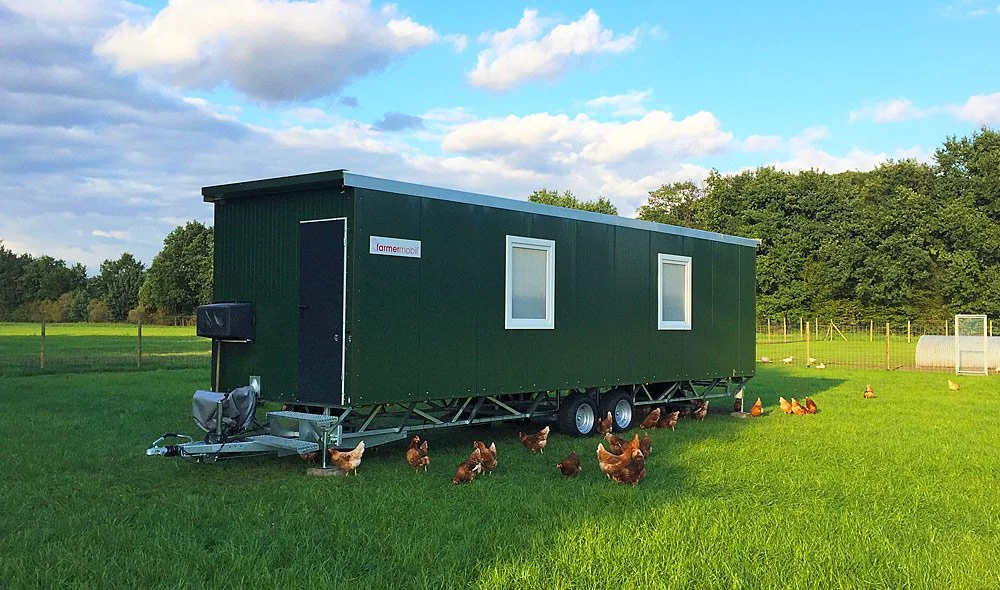 Hühnermobil mit Freilandhühnern.