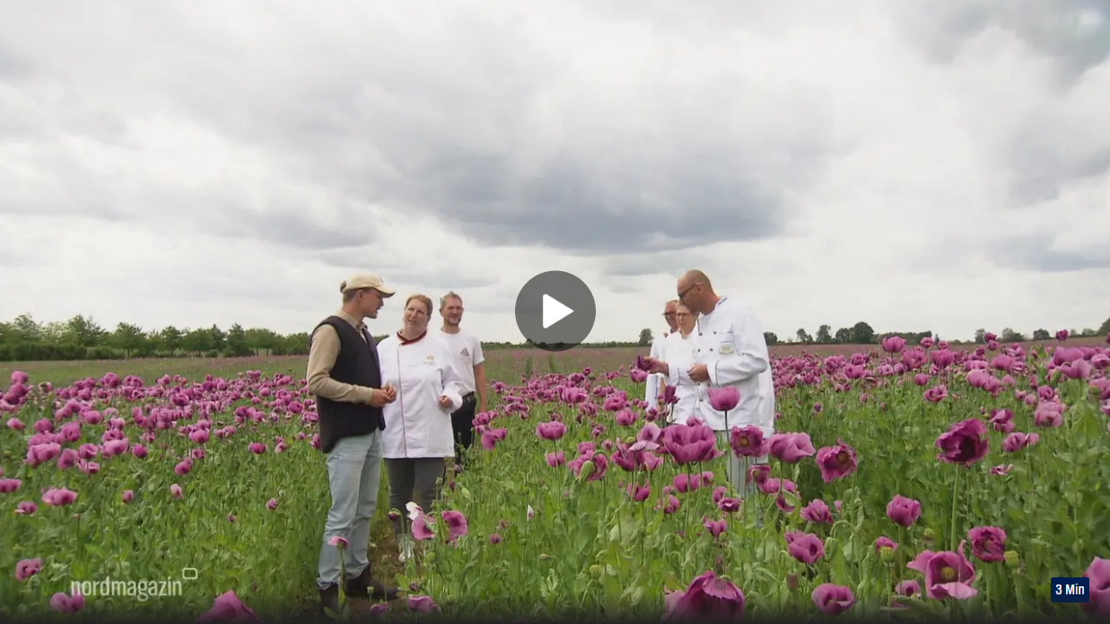 Antony Jechke mit Bäckern aus der Region im Speisemohnfeld.