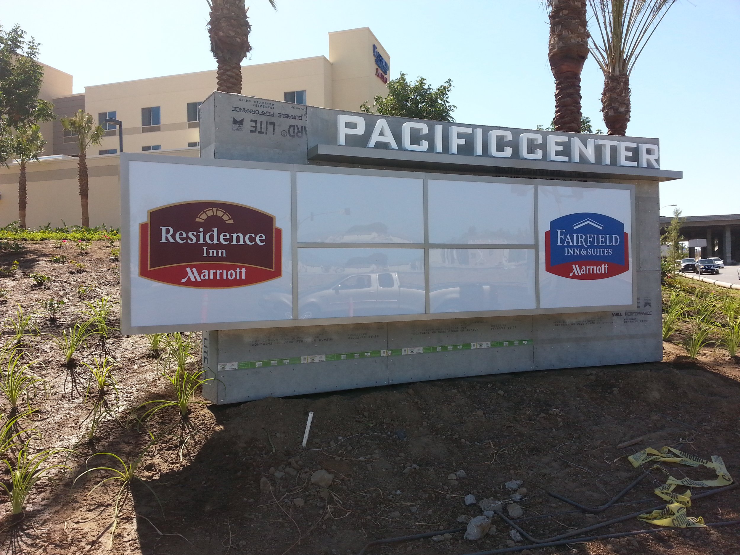 monument-sign-retail-center-installation-los-angeles-california-06.jpg