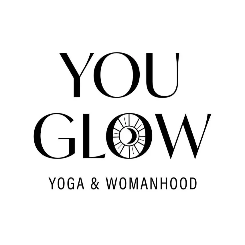 Logo mit dem Text 'You Glow' und einem Kreis mit Mond und Sonnen Symbol, darunter 'Yoga & Womanhood'