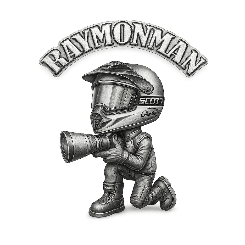logo de raymonman con un casco de offroad, camara canon, y equipación de moto offroad
