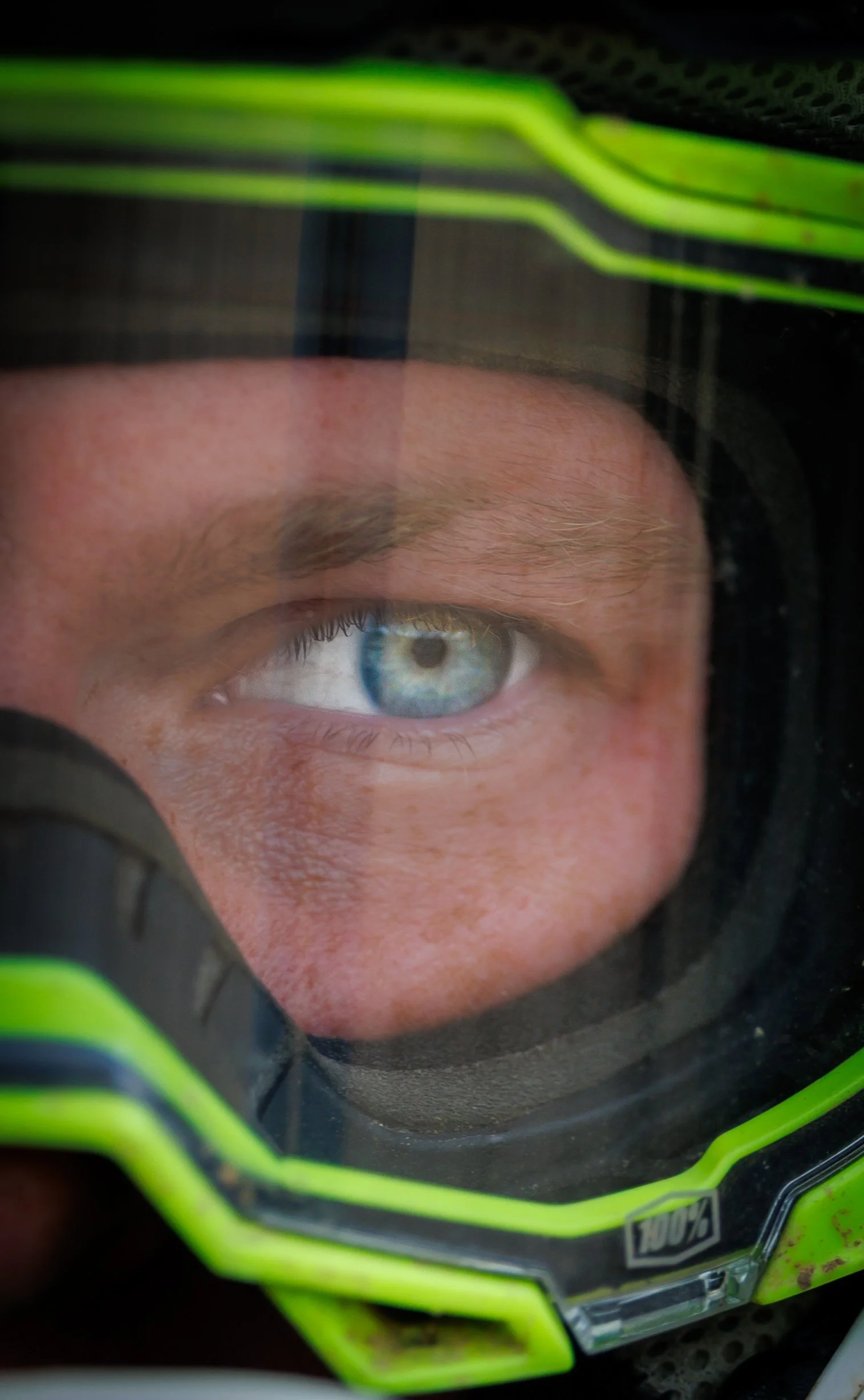 Un vistazo cercano a un ojos azul en el centro de un casco de motociclista.