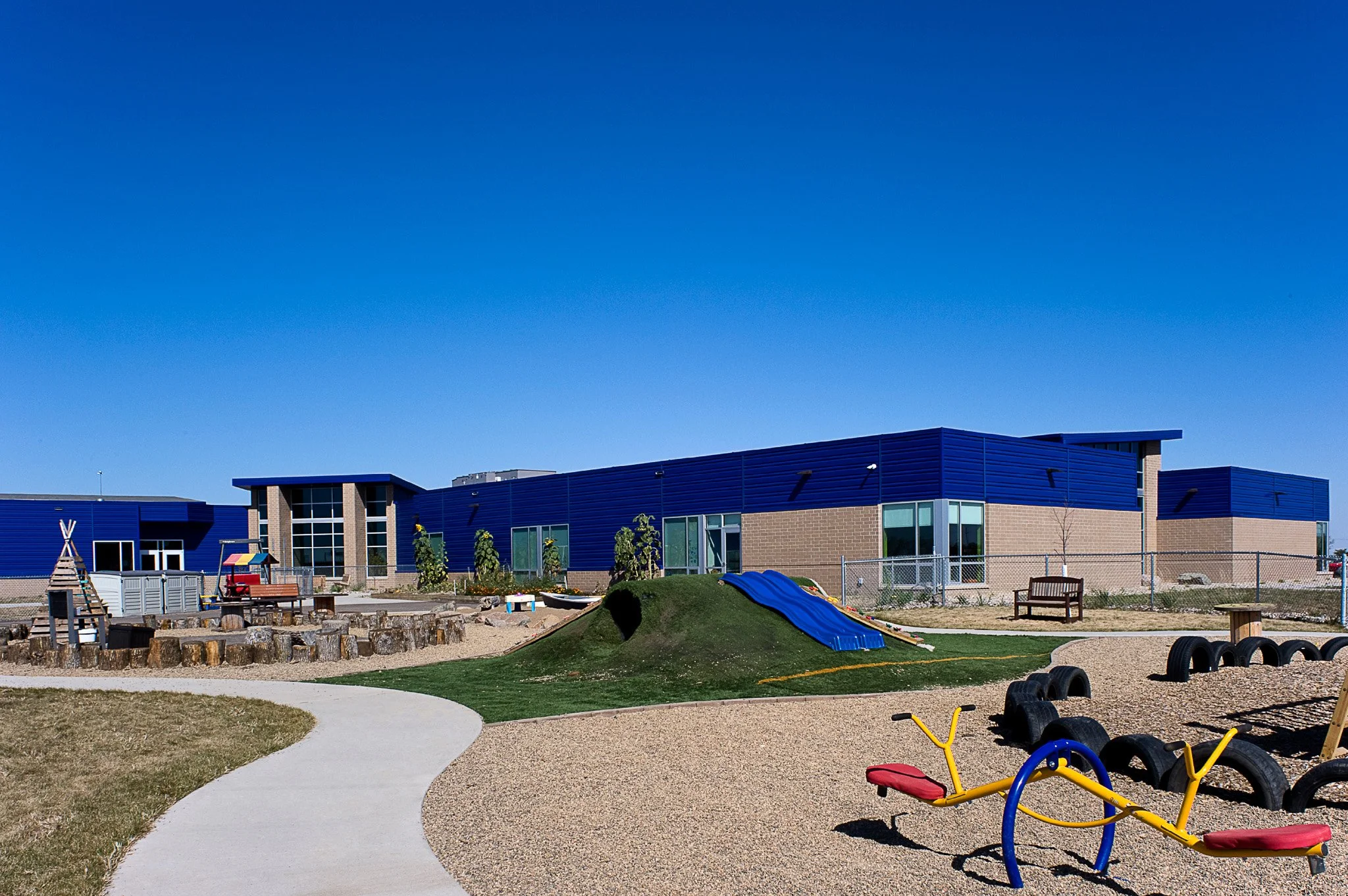 5-arch-inc-siouxfalls-lutheran-school-exterior.jpg