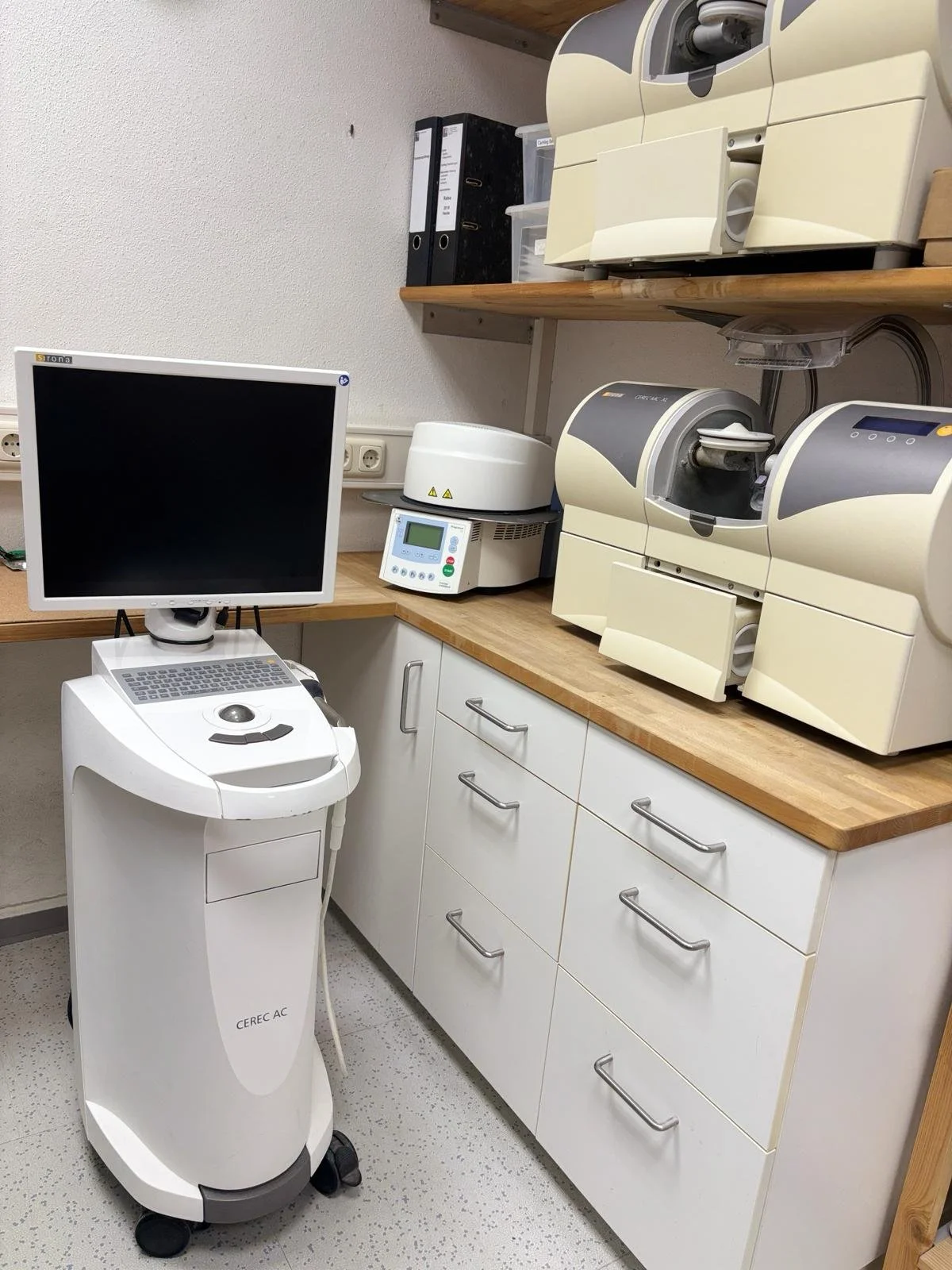 Labor in einem medizinischen oder wissenschaftlichen Umfeld mit einem Computer, Analysegeräten und Laborinstrumenten.