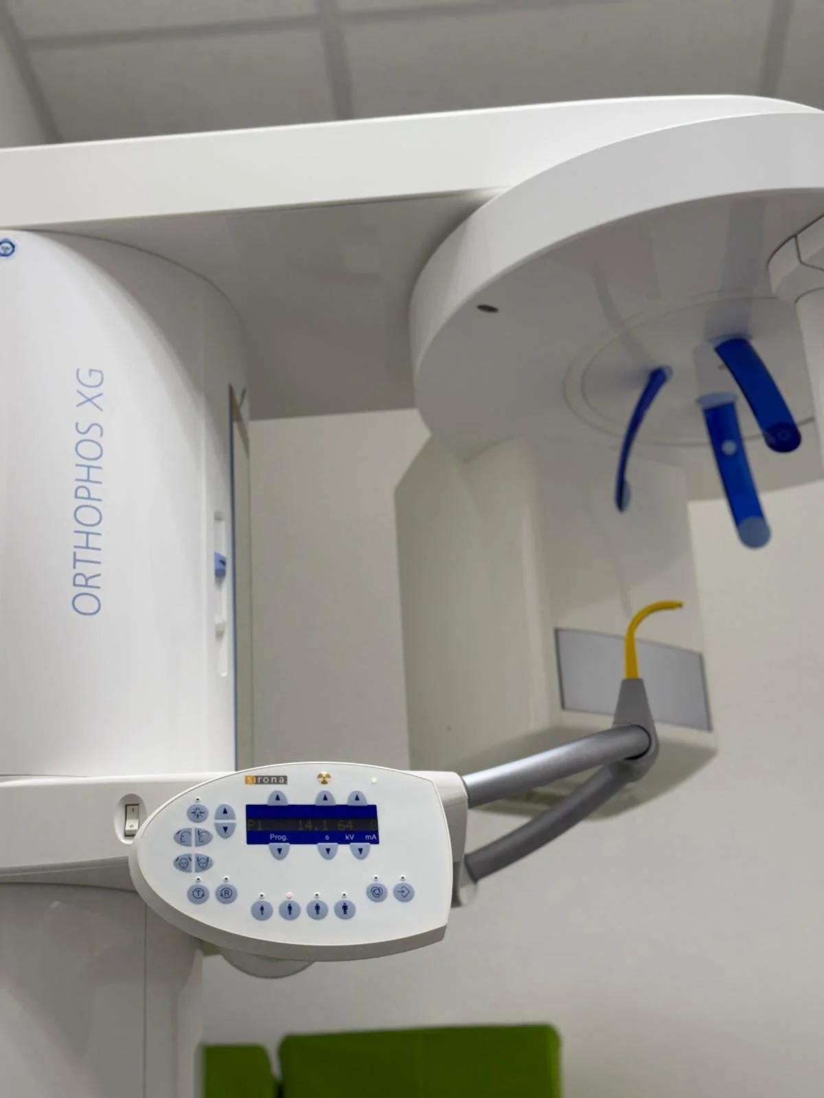Ein Röntgengerät vom Hersteller Orthophos XG mit einem beweglichen Arm und Steuerungskonsole, die zur zahnärztlichen Diagnostik verwendet wird.
