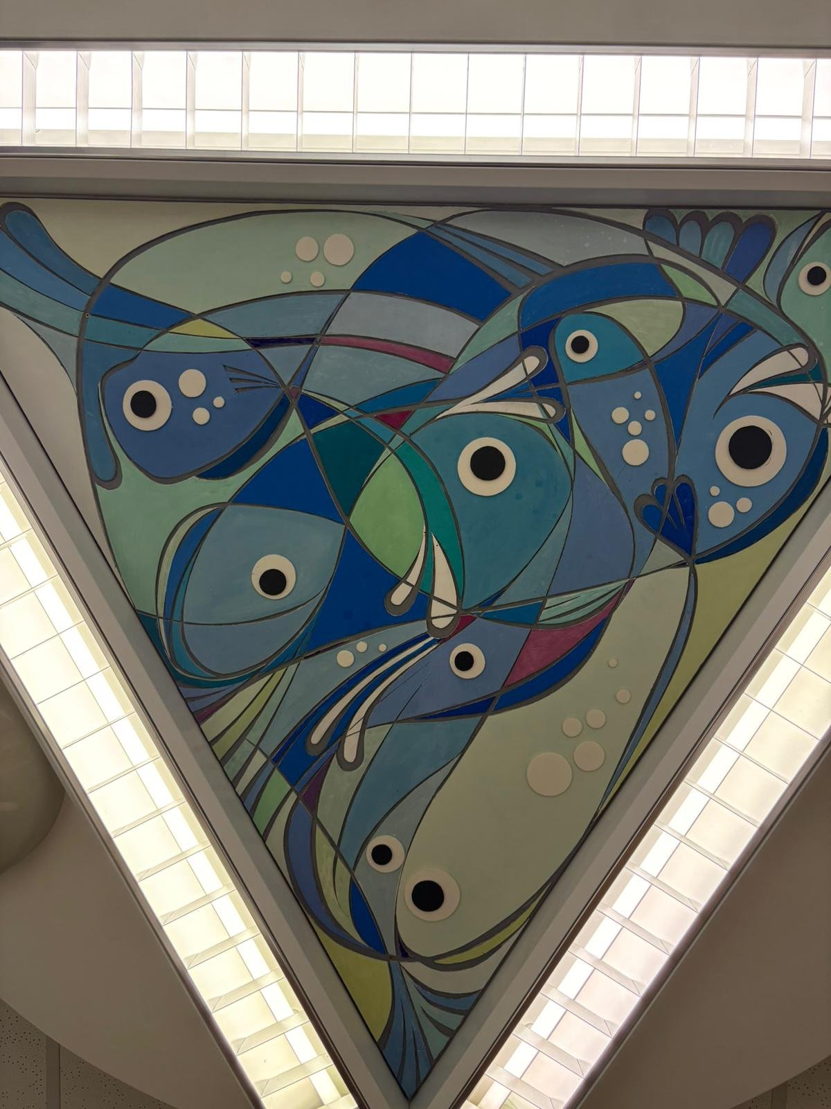 Abstraktes Wandbild mit blauen, grünen und weißen Formen und Mustern.