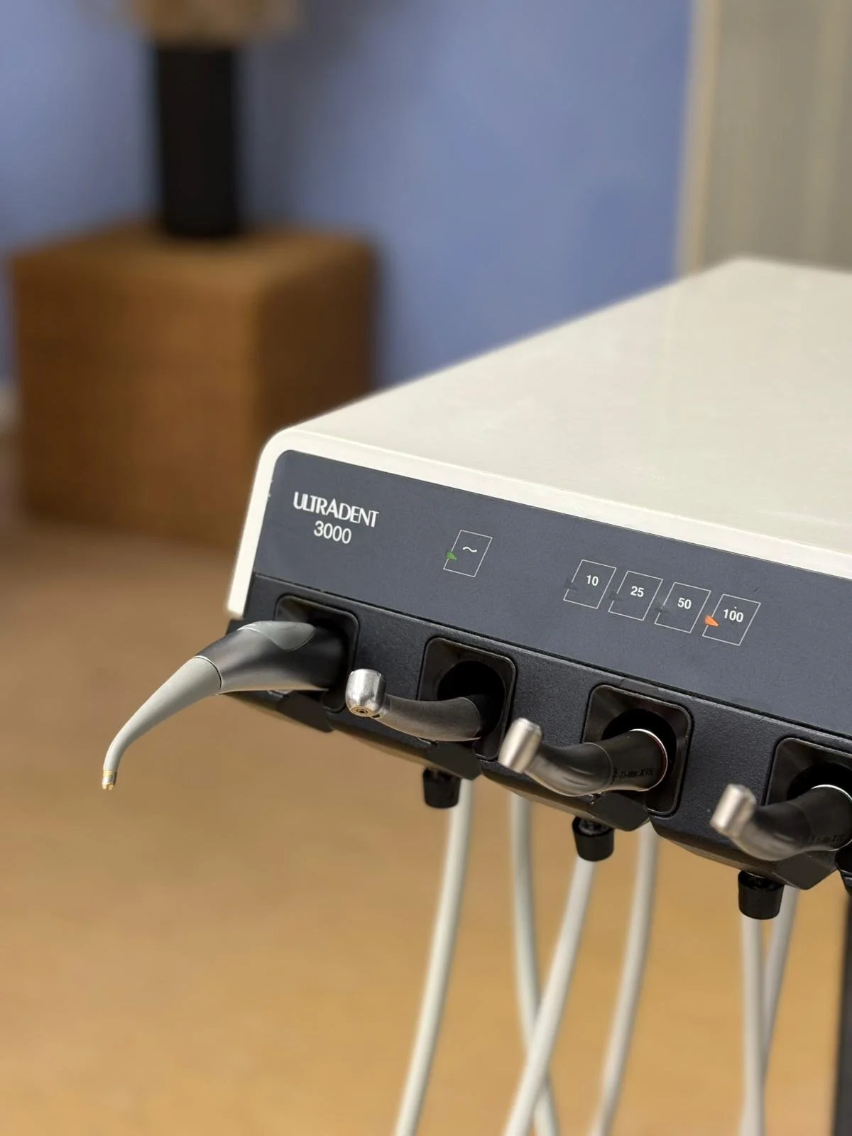 Medizinisches Ultraschallgerät der Marke ULTRADENT 3000 auf einem Ständer