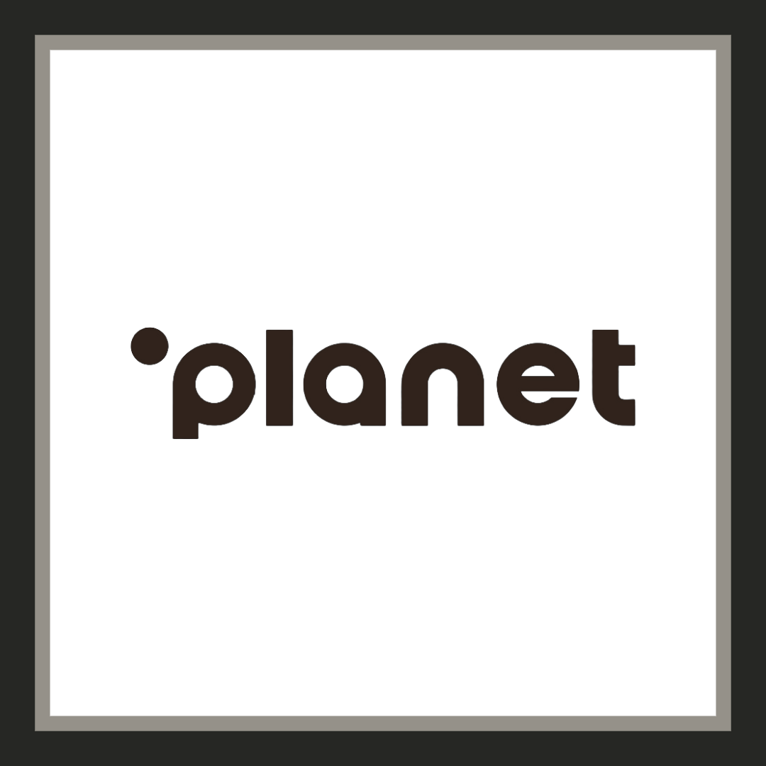 Logo mit dem Wort 'planet' in dunkler Schrift auf weißem Hintergrund, eingerahmt von einem grauen und schwarzen Rand.