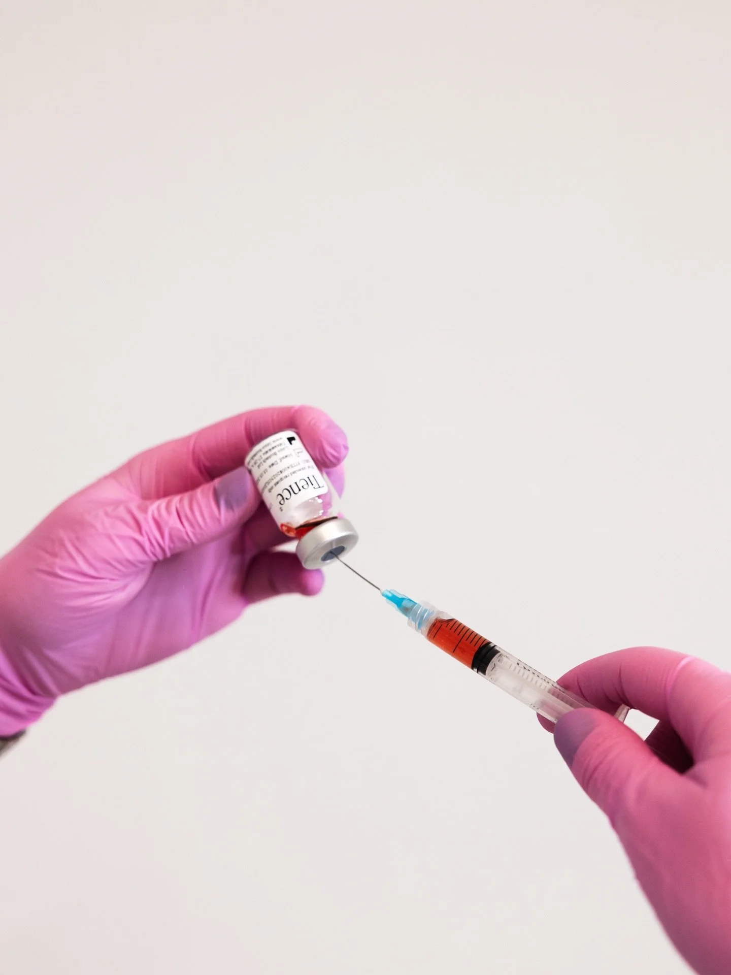 VIHDOIN 😍🤍 Viime viikolla minulle tehtiin 3 ml Tience-hoito. @tienceofficial 

Yksi ampulli mikroneulauksella ja toinen tarkasti injisoiden silm&auml;nymp&auml;rysalueelle ‼️

Miksi rakastan t&auml;t&auml; hoitoa?

Koska kukaan ei &ldquo;n&auml;e&r