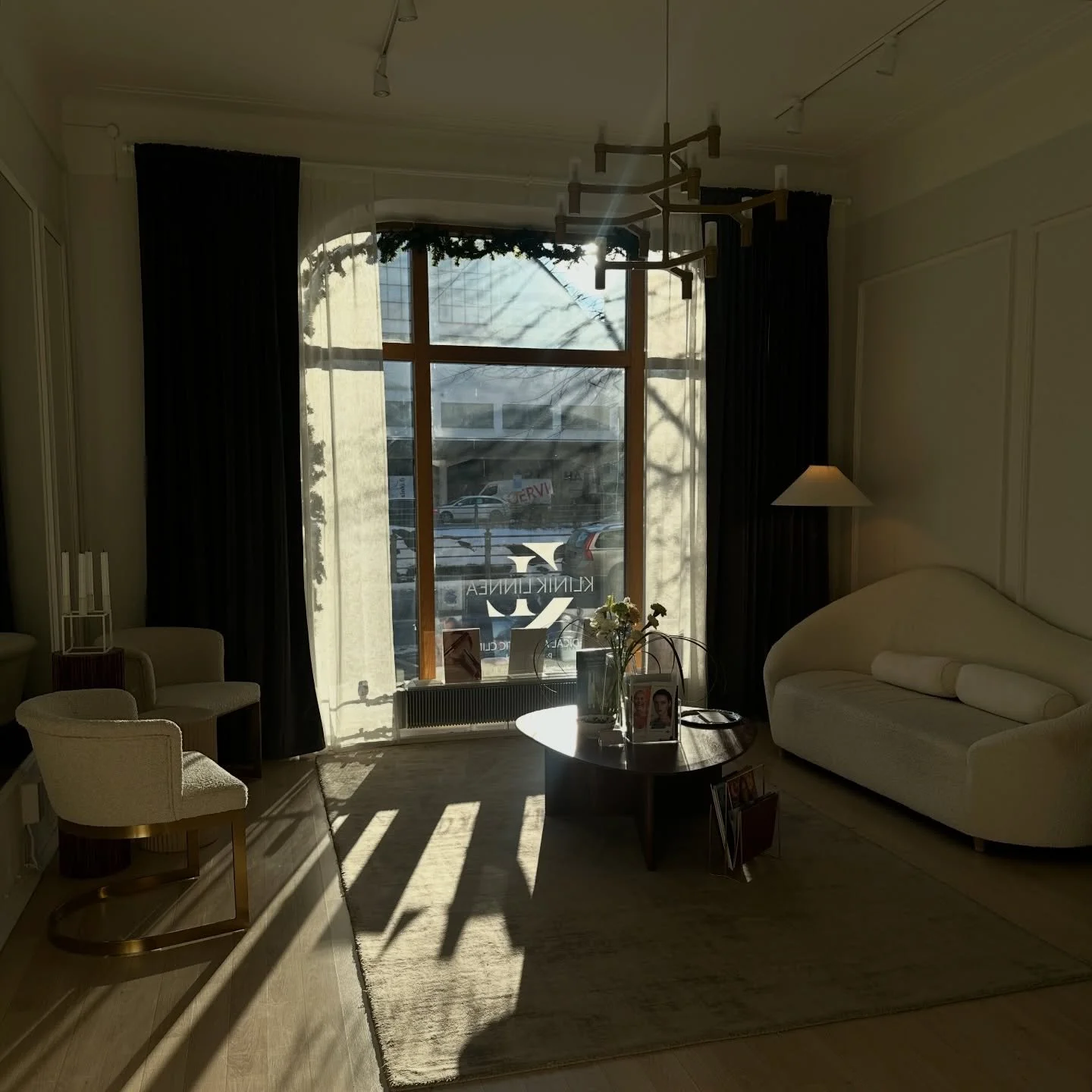 Helmikuun aurinko hellii meit&auml; klinikalla! Nyt on siis t&auml;ydellinen hetki pys&auml;hty&auml; oman ihon &auml;&auml;relle 🫶🏻

Helmikuun ajan kaikki konsultaatiot veloituksetta 🤍
(Ei koske et&auml;konsultaatioita)

IMCAS 2026 -kongressi vah