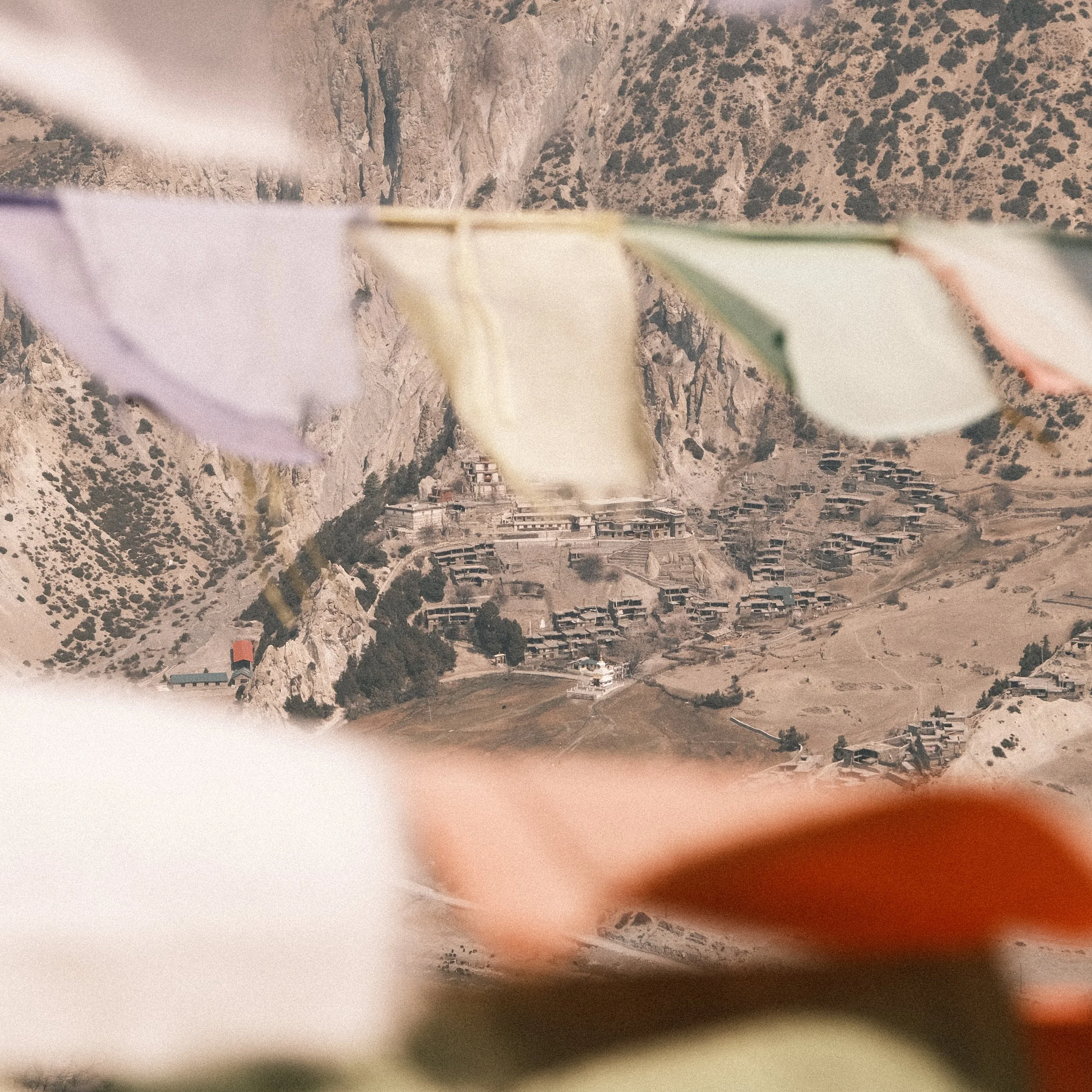 Banderas de oración con un templo budista al fondo, en Nepal.