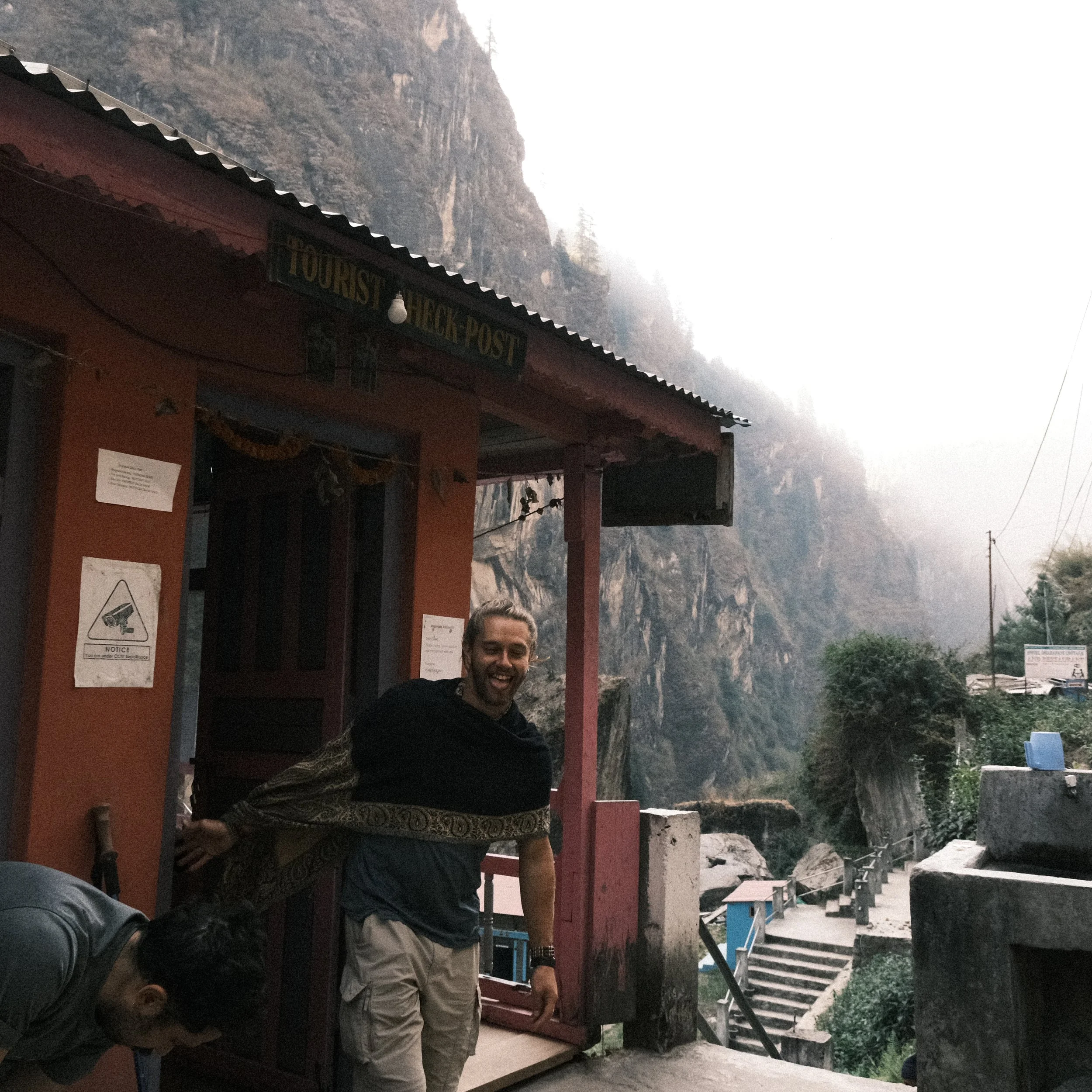 Persona saliendo de Tourist check post en el circuito de Annapurna