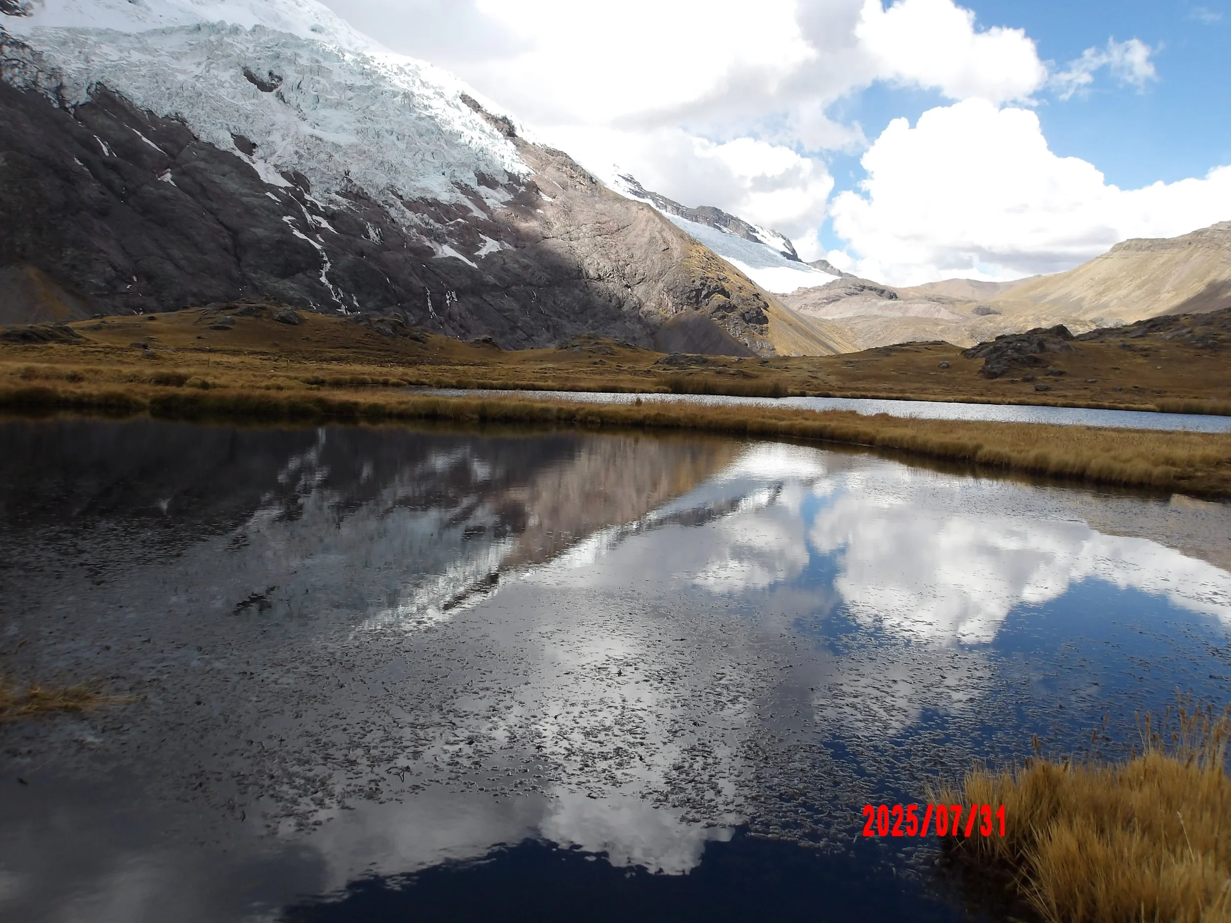 Laguna con glaciar al fondo en el trek de ausagante