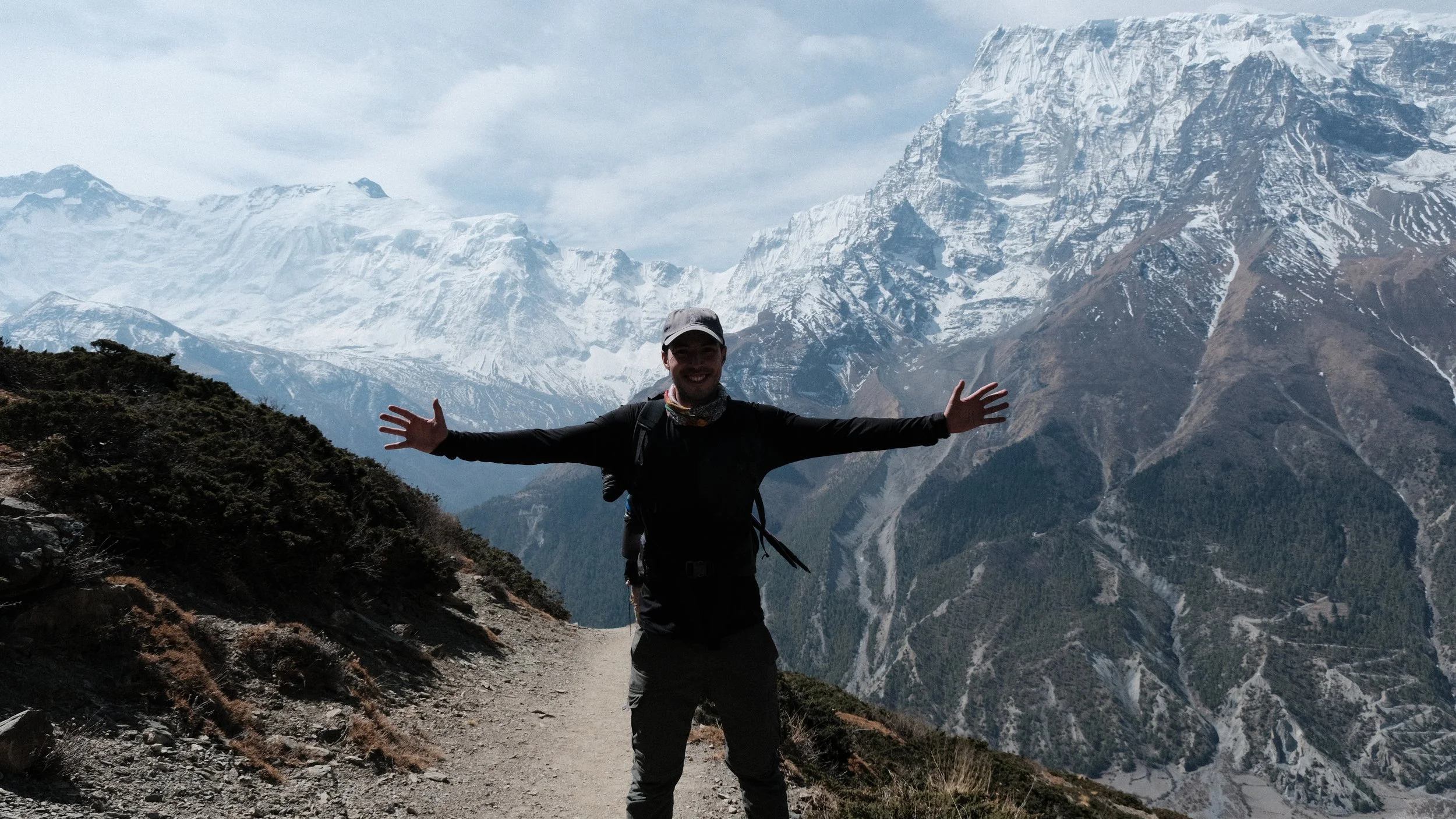 Persona con montañas detrás. Himalayas en Nepal.