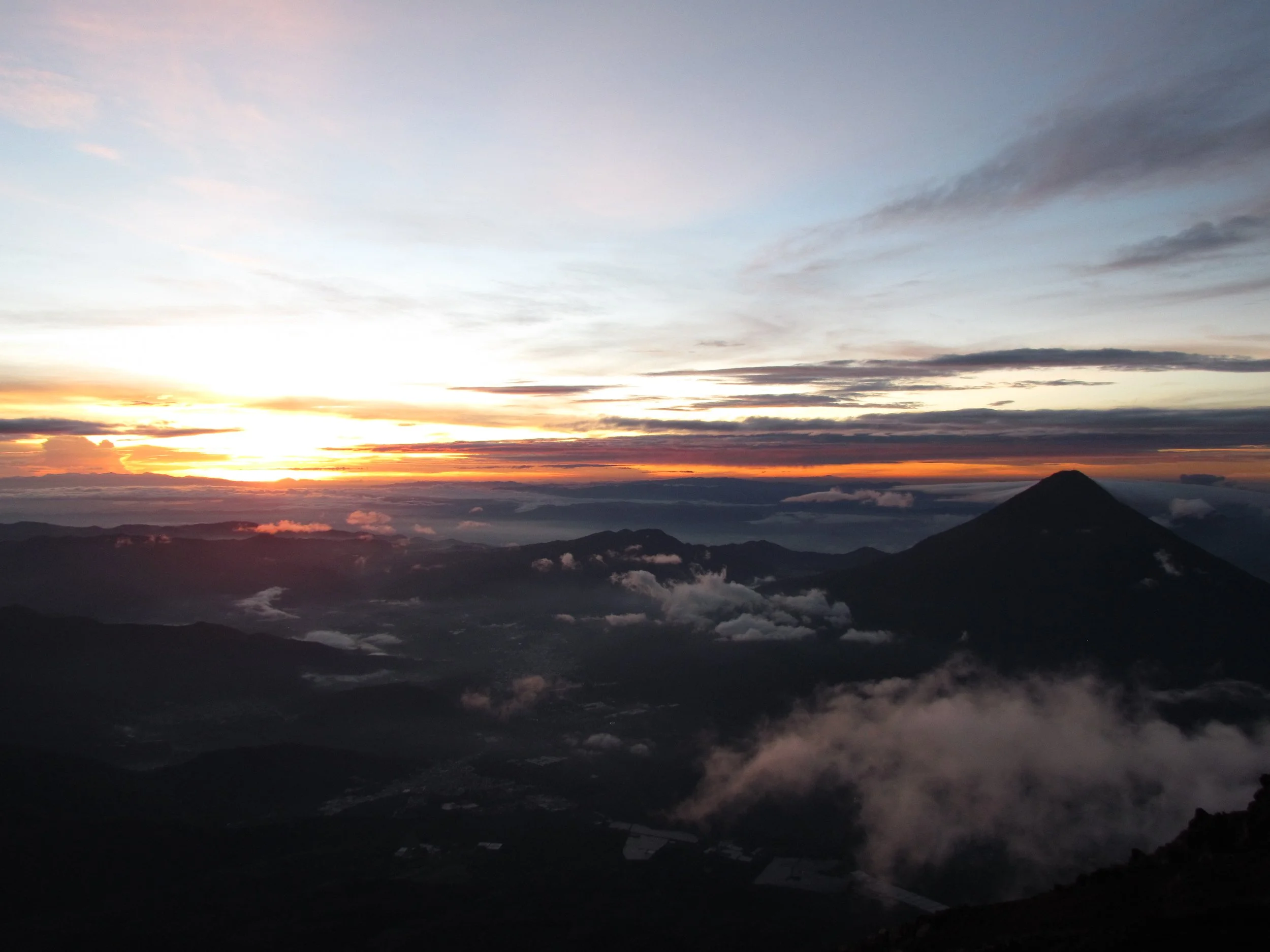 Amanecer desde la cima del volcán Acatenango