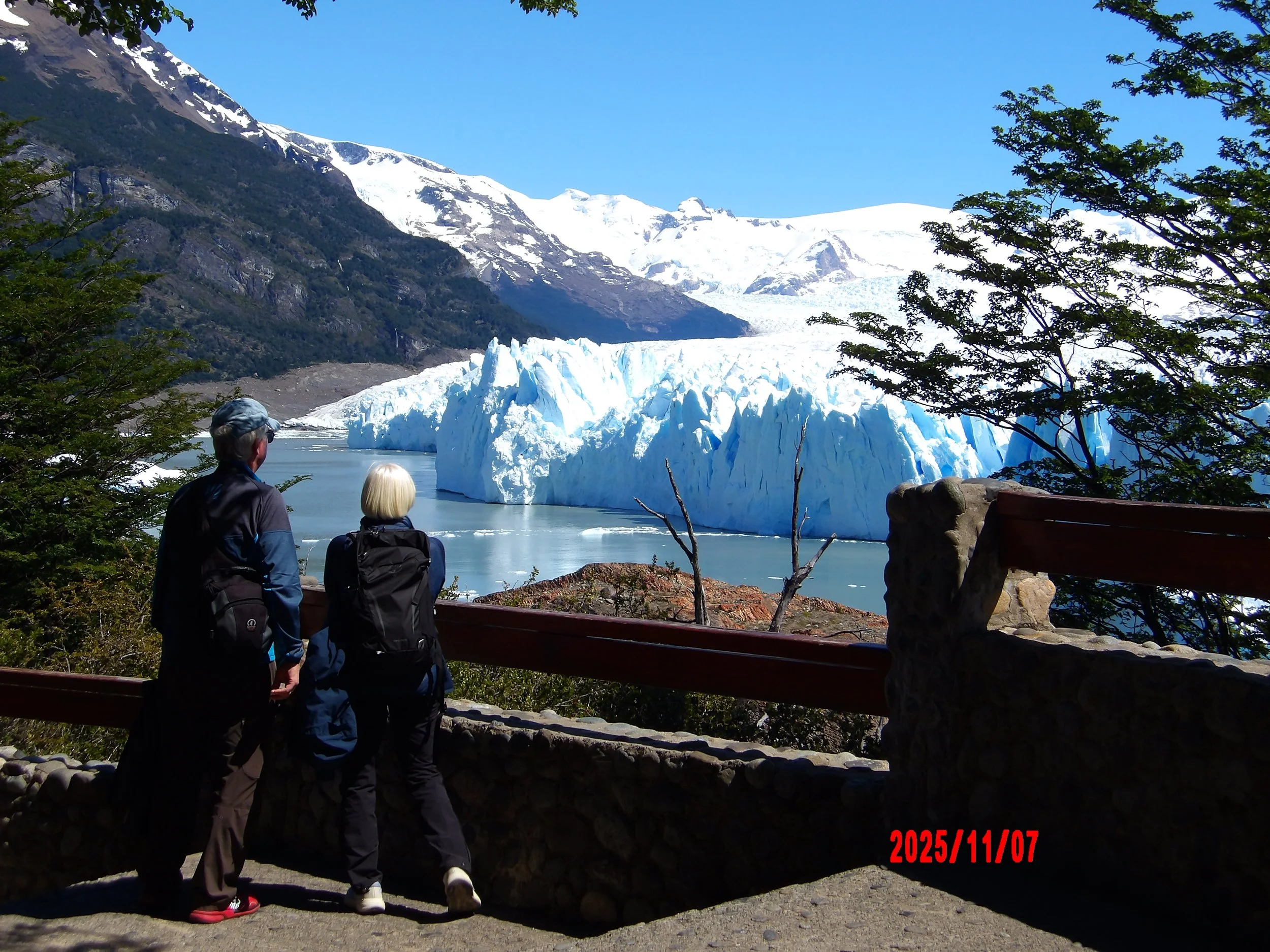 Pareja viendo el glaciar Perito Moreno