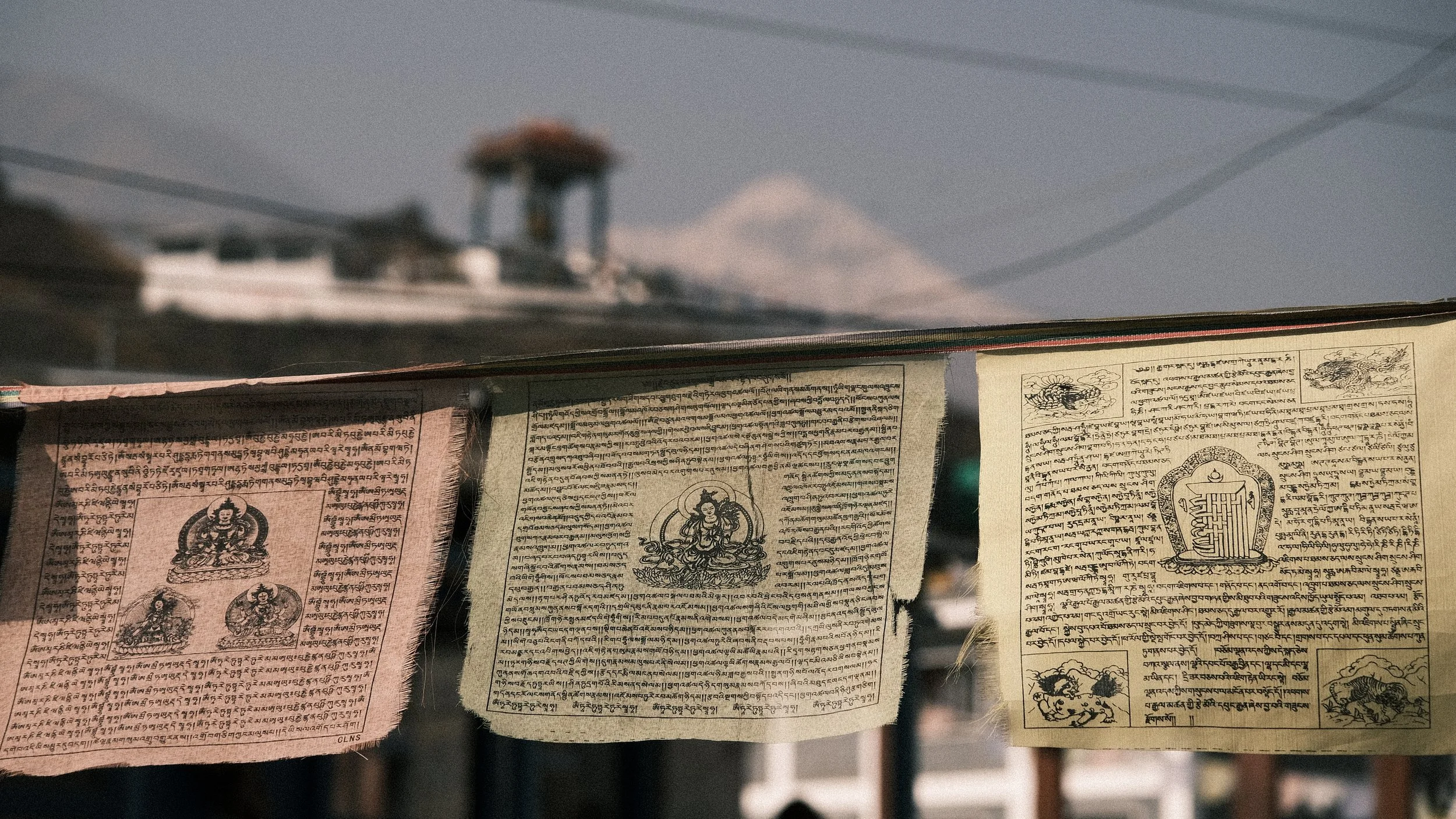 Prayer flags con una montaña al fondo en Nepal