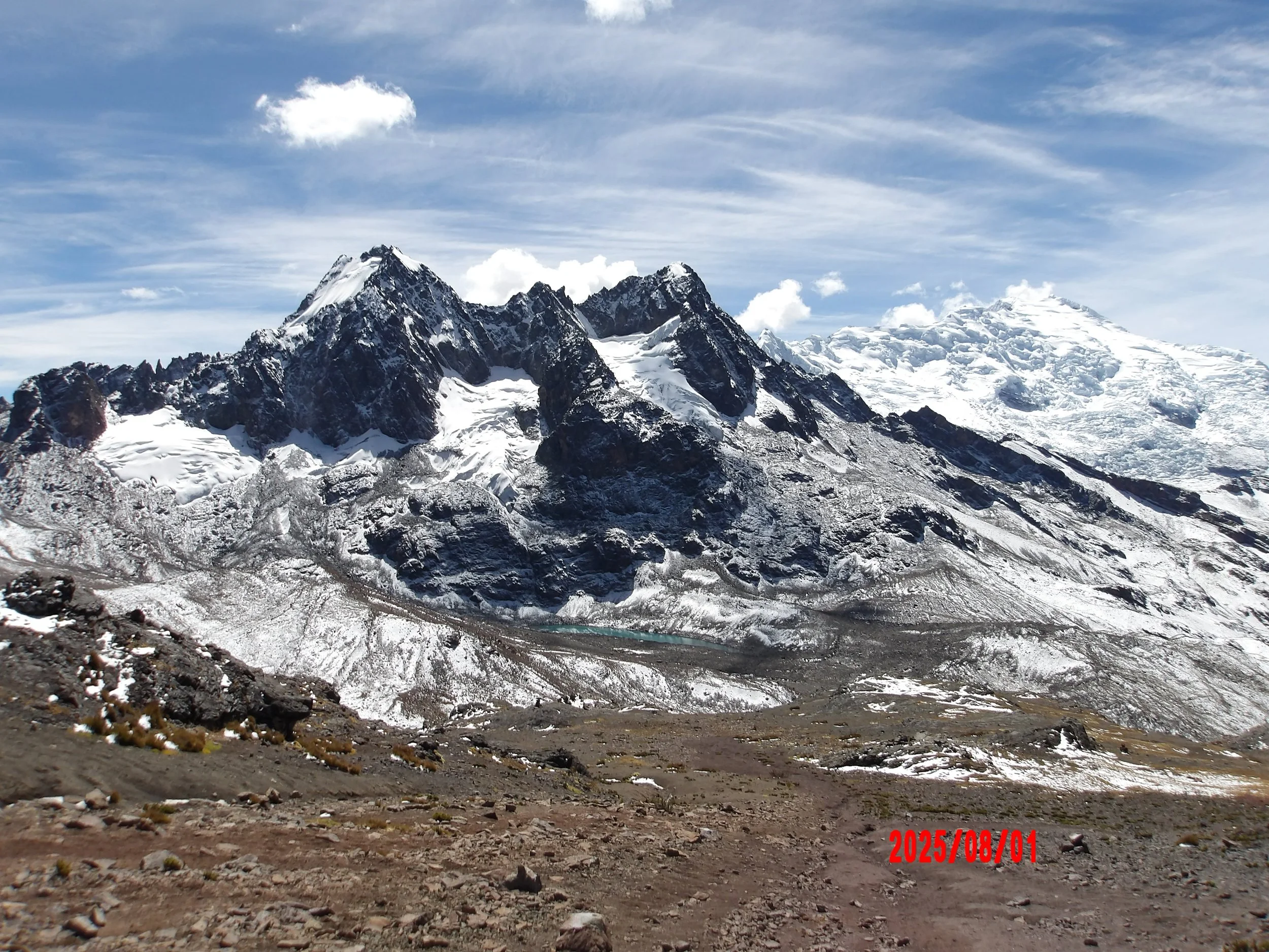 Montañas cubiertas de nieve en el Ausangate, Perú.