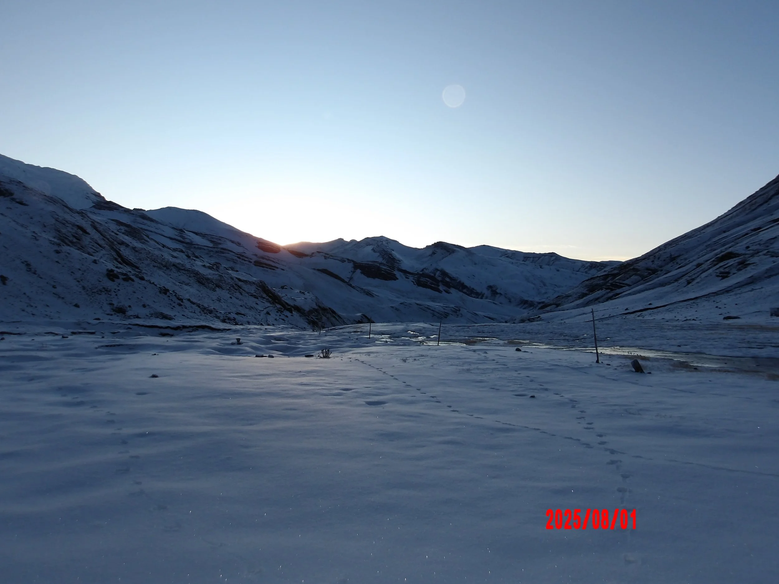 Paisaje cubierto de nieve al amanecer en el trek de Ausangate