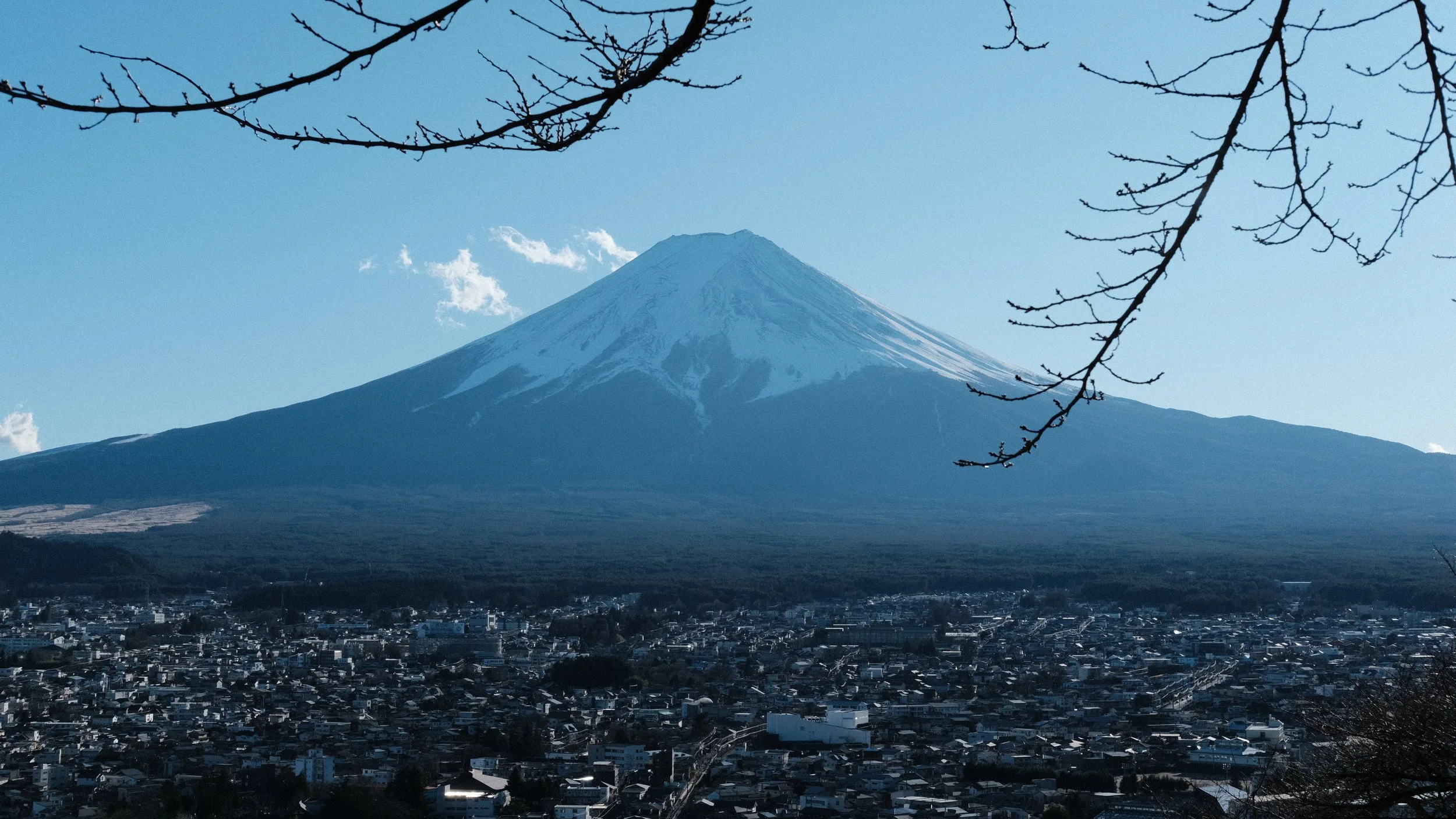 Foto del Monte Fuji con pueblo en su base.
