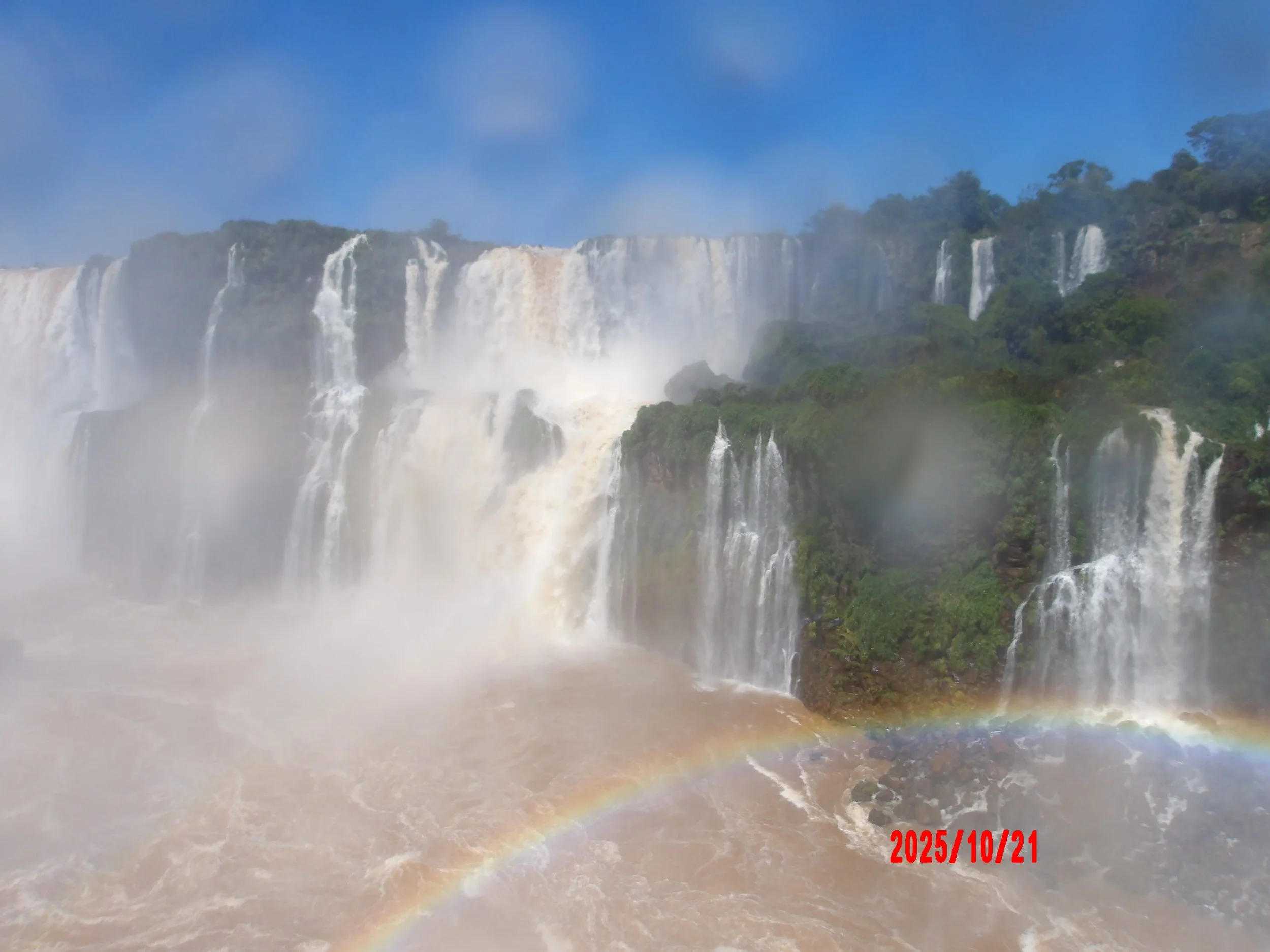 Cataratas de Iguazú desde la garganta del diablo en Brasil