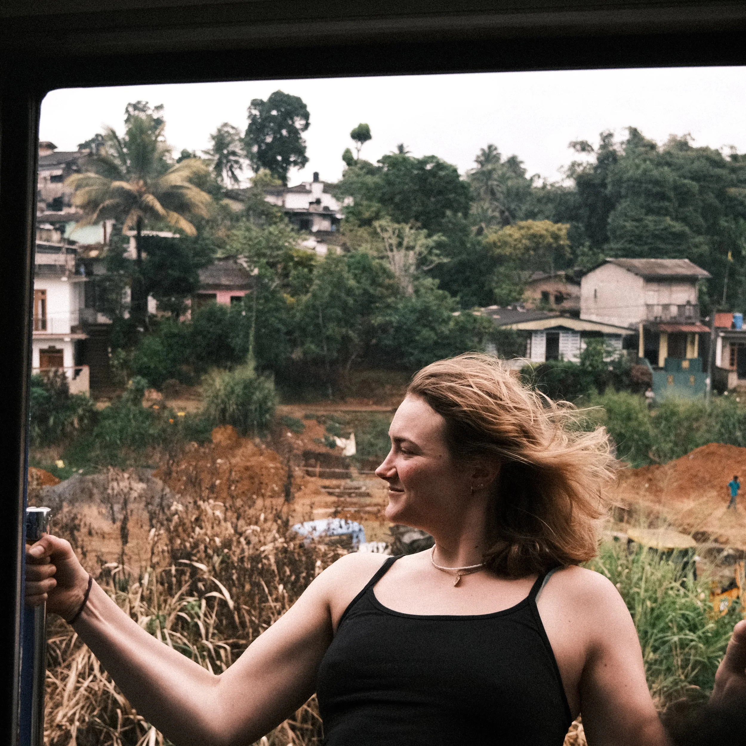 Persona en el tren de Ella a Kandy en Sri Lanka