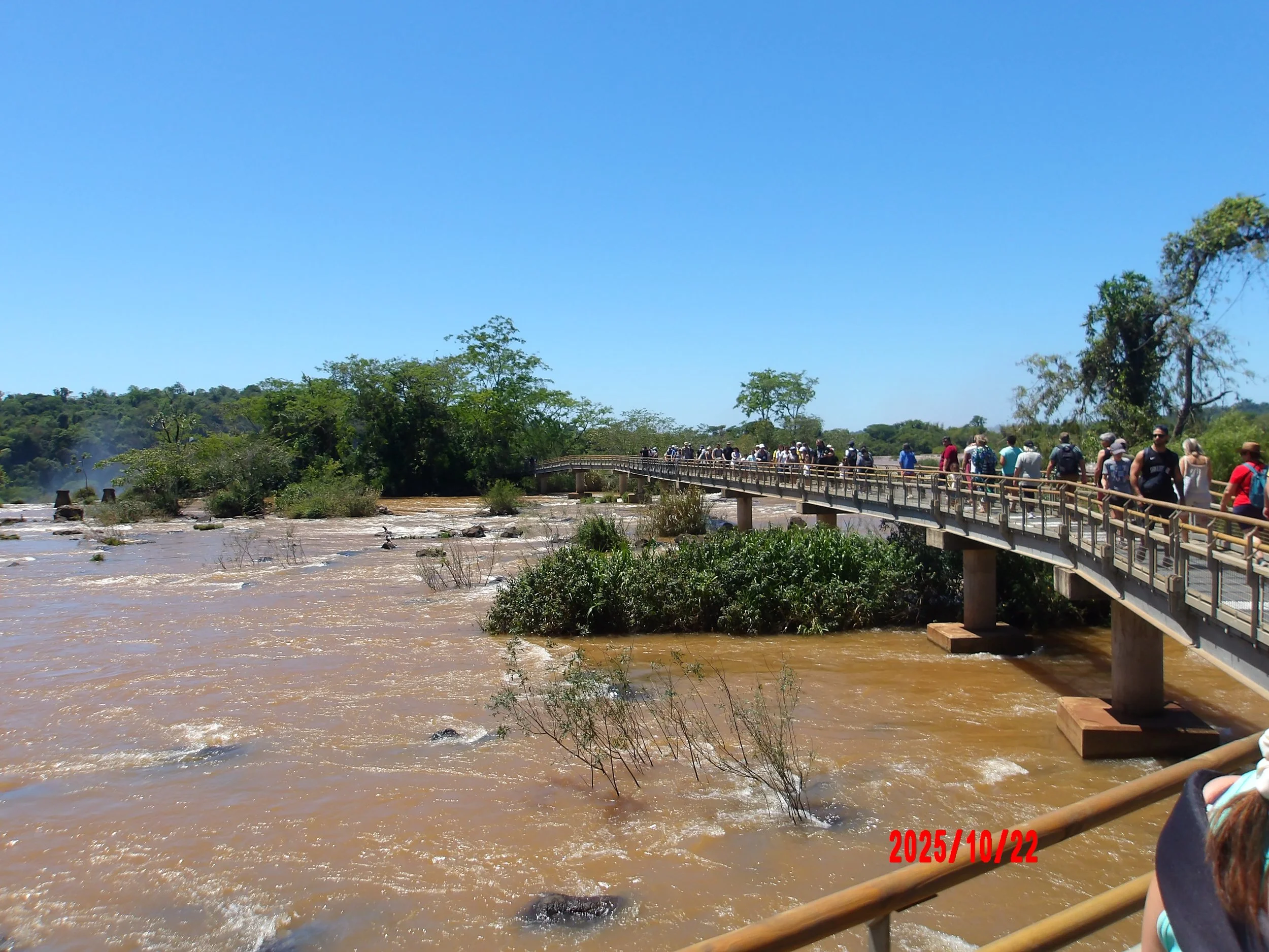 Pasarela con personas caminando en las Cataratas de Iguazú en Argentina.