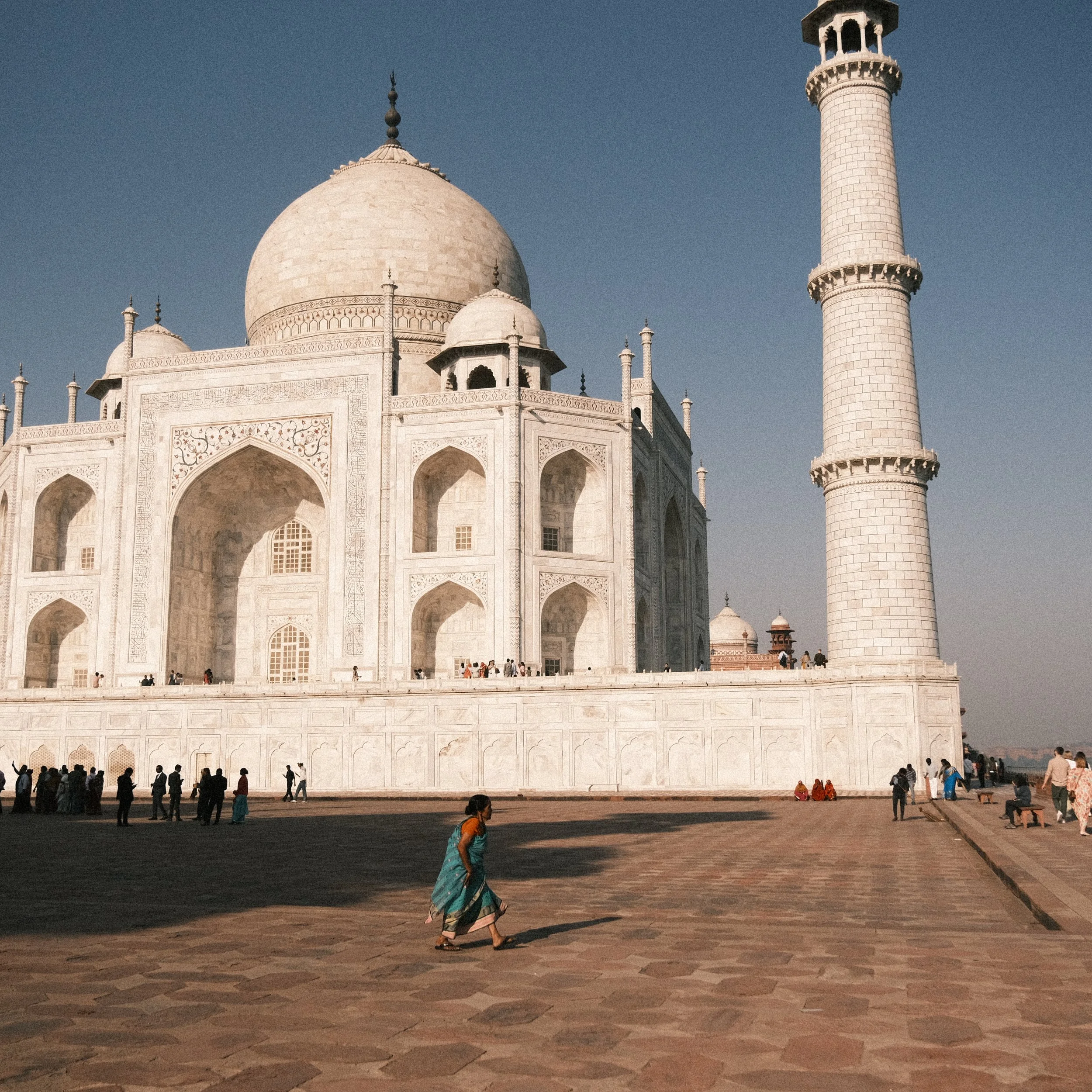 Mujer caminando frente al Taj Mahal
