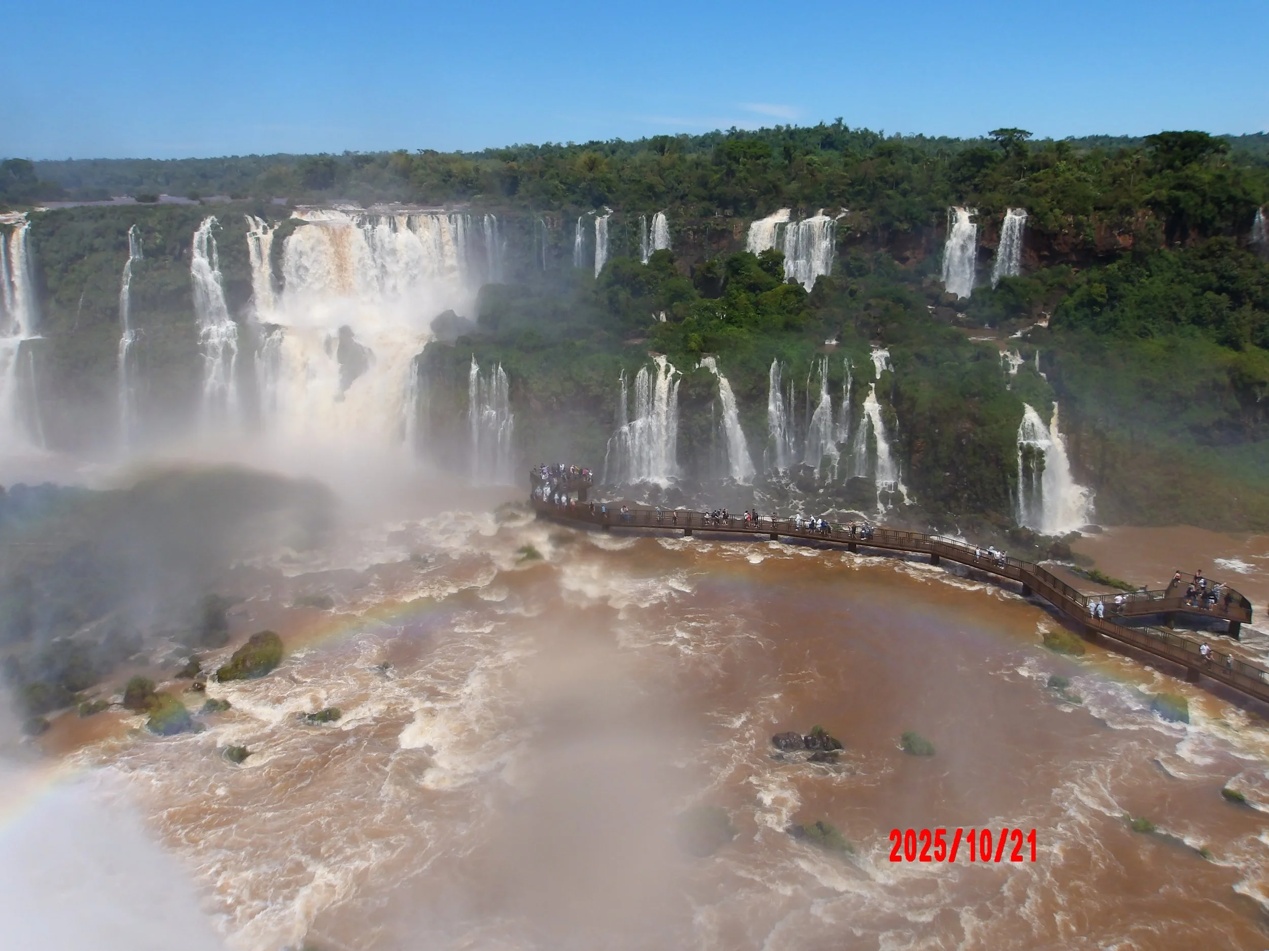 Pasarela en la Garganta del Diablo en las cataratas del Iguazú en Brasil