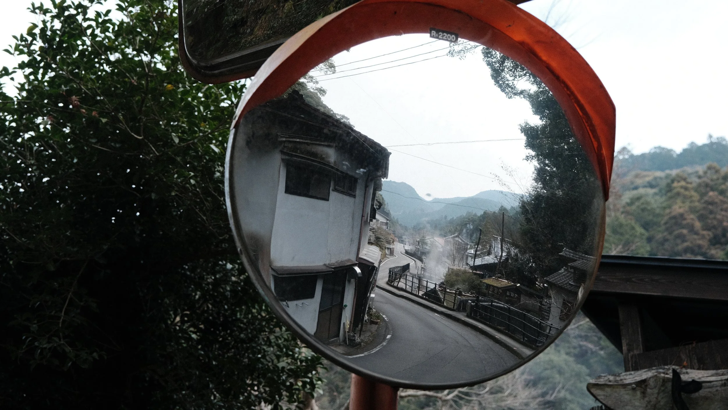 Onsen Yunomine en un espejo de tránsito.