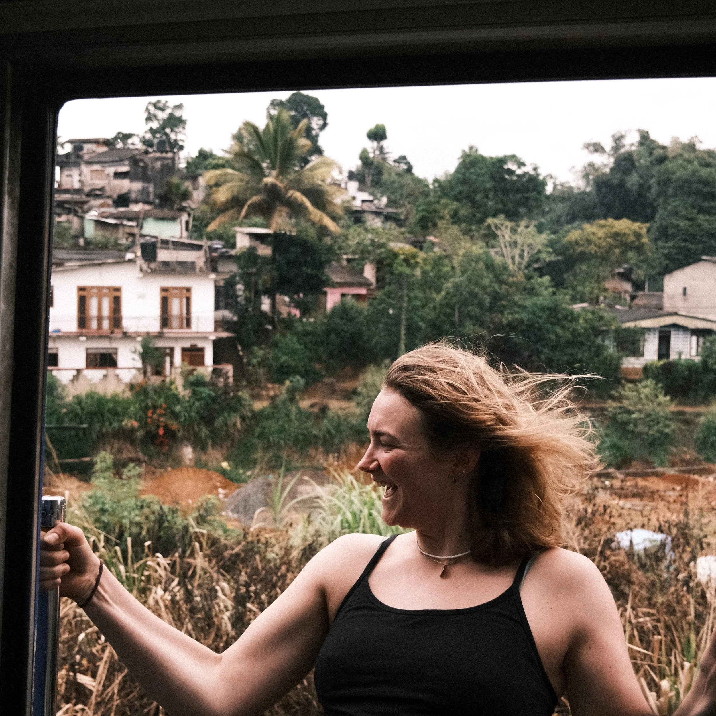 Persona en el tren de Ella a Kandy en Sri Lanka