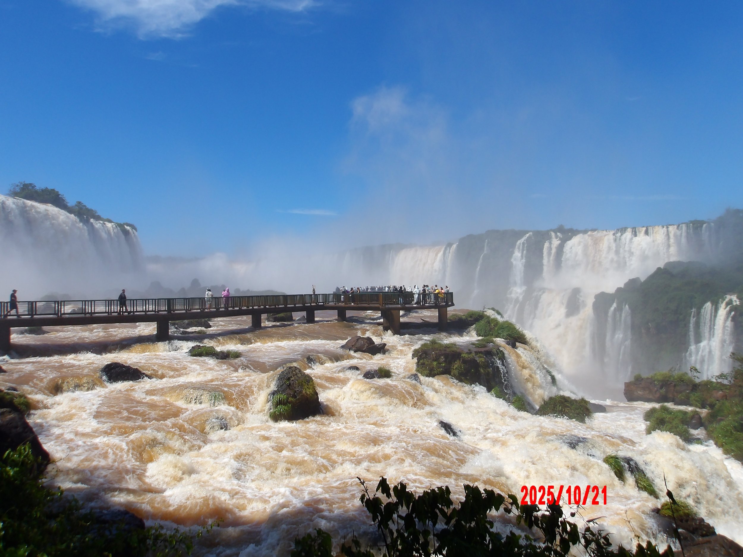 Pasarela en medio de las Cataratas de Iguazú en Brasil.